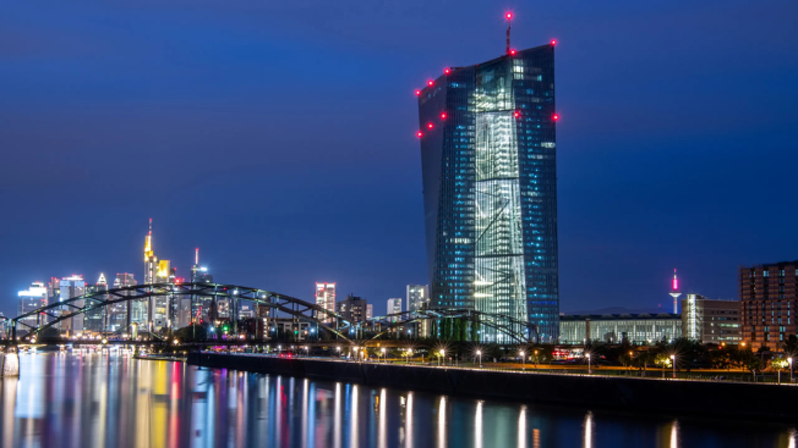 Das Gebäude der Europäischen Zentralbank in Frankfurt. Von hier aus wird die Geldpolitik der Eurozone gesteuert.