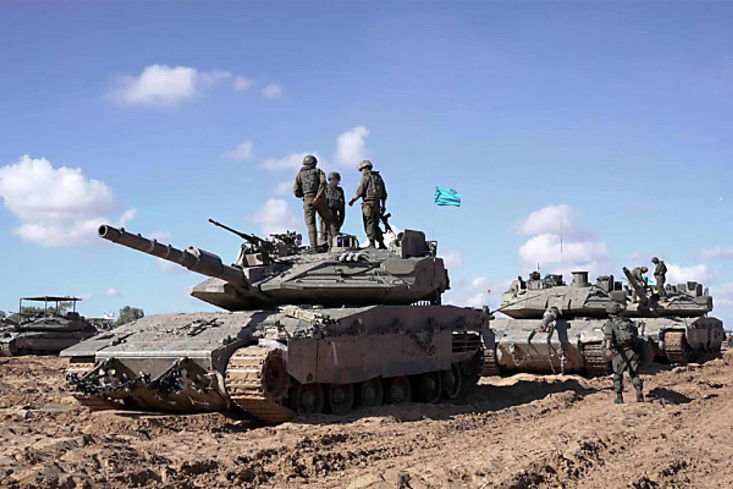 Israelische Soldaten auf Panzern im Ostteil von Rafah