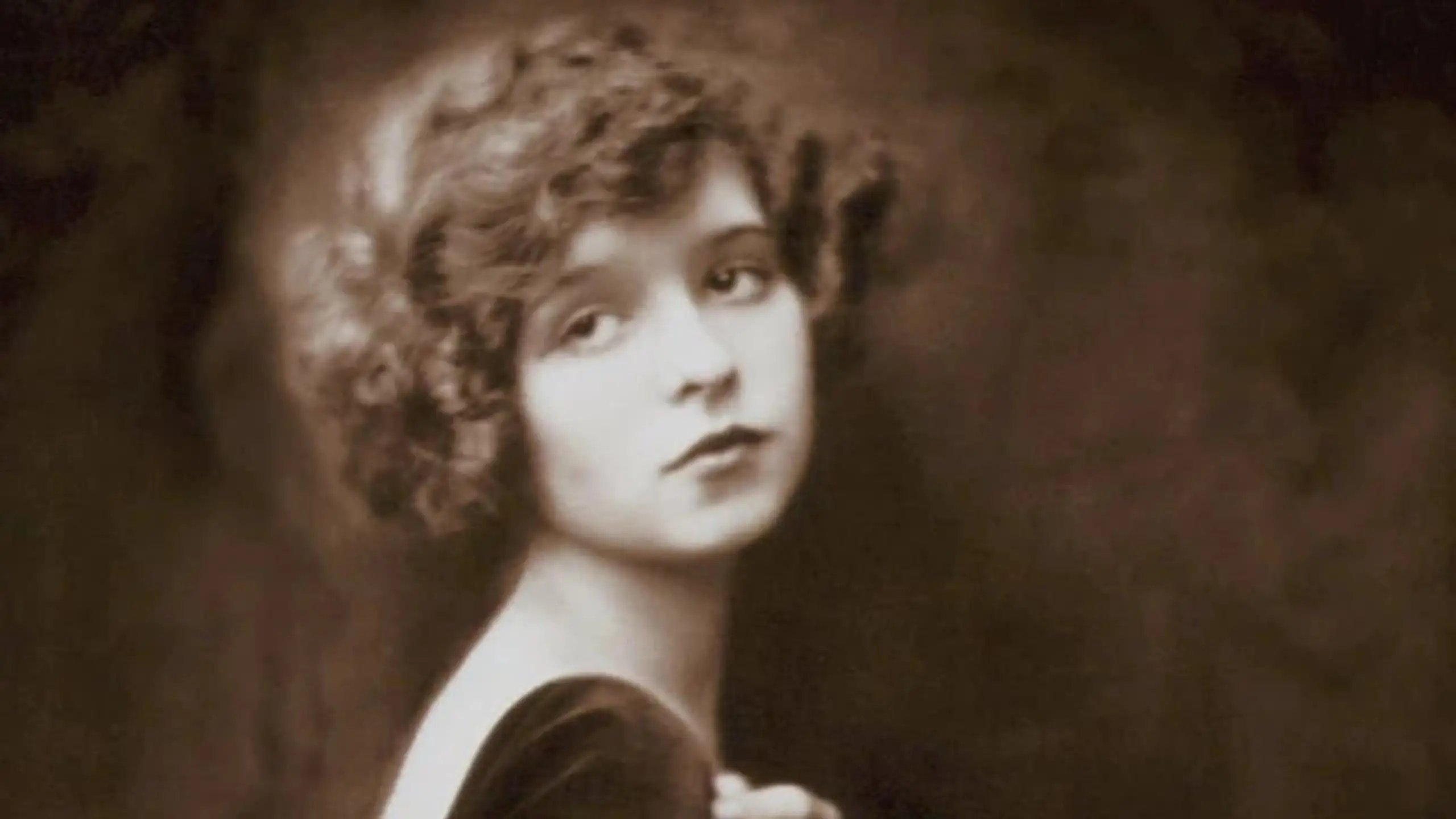 Clara Bow: Discovering the It Girl