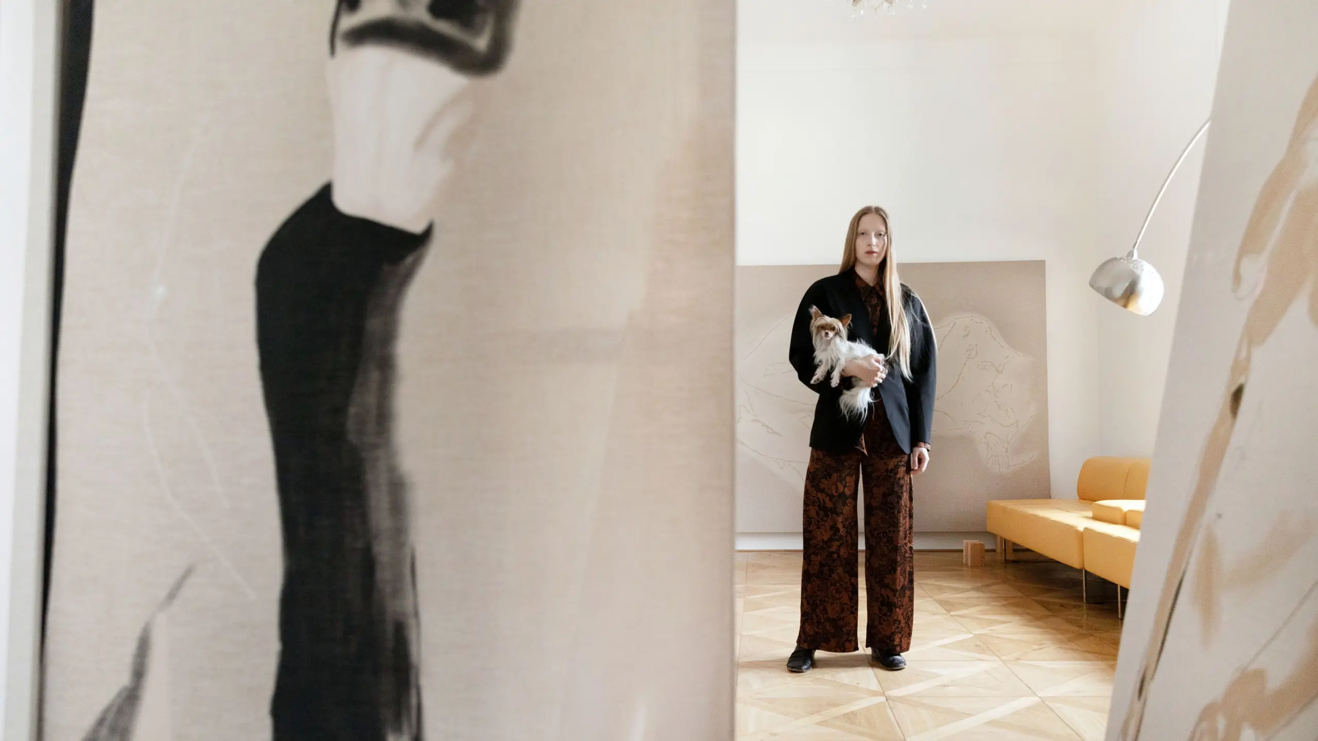 Die Wiener Künstler:in Anouk Lamm Anouk in ihrer Wohnung, die gleichzeitig auch als Atelier dient