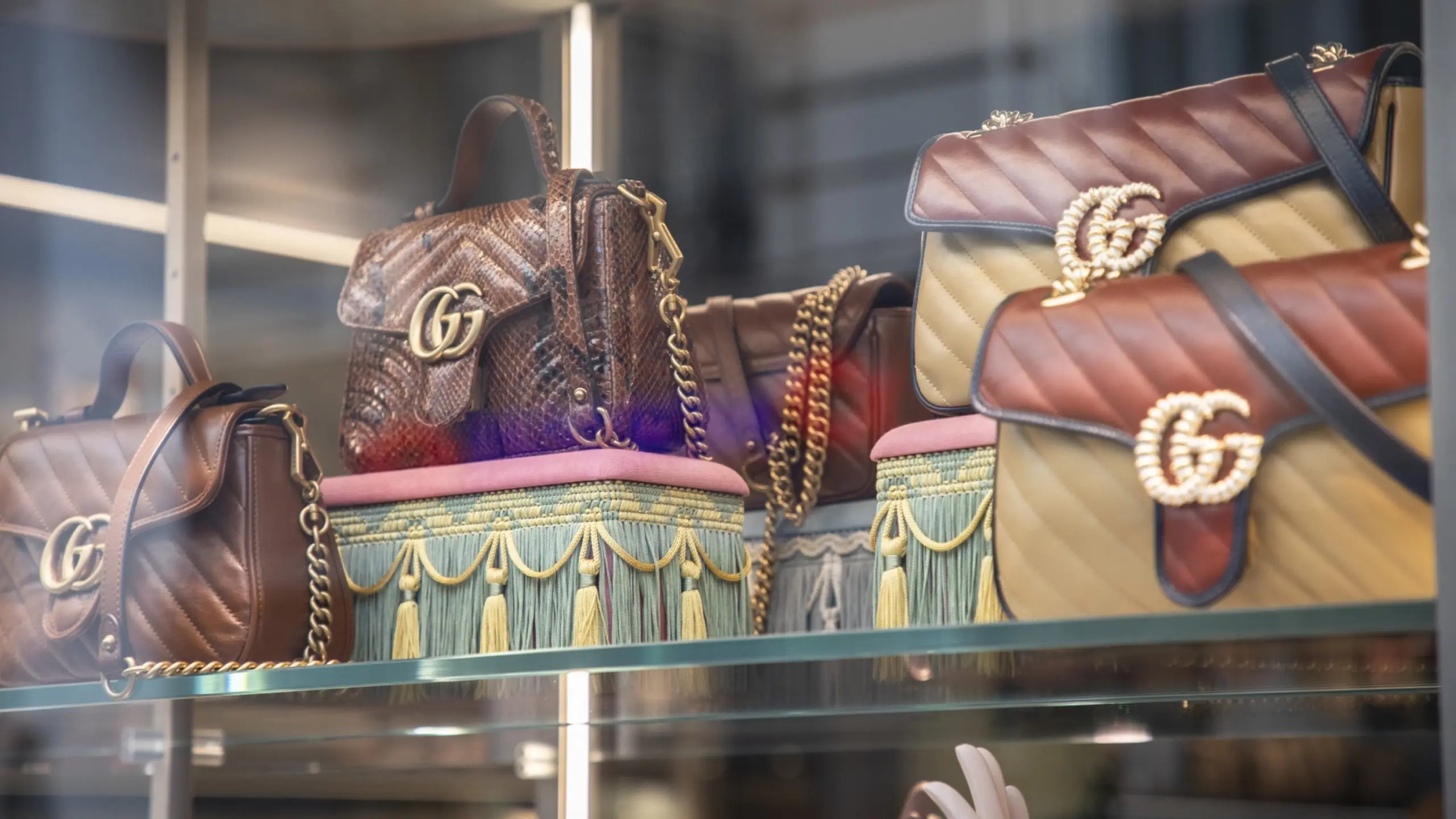 Schaufenster mit Gucci-Handtaschen