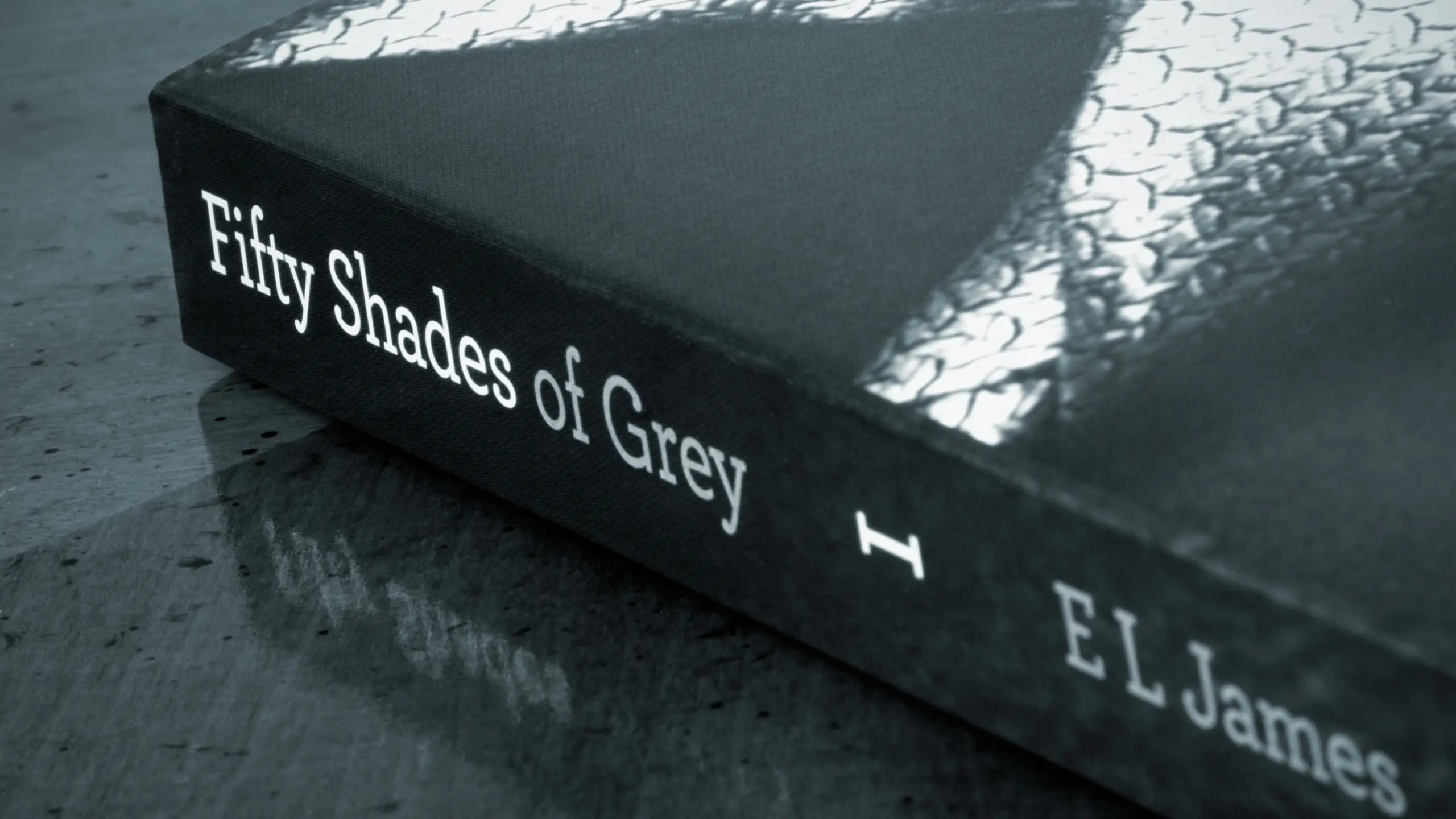 Buch mit dem Titel "Fifty Shades of Grey"