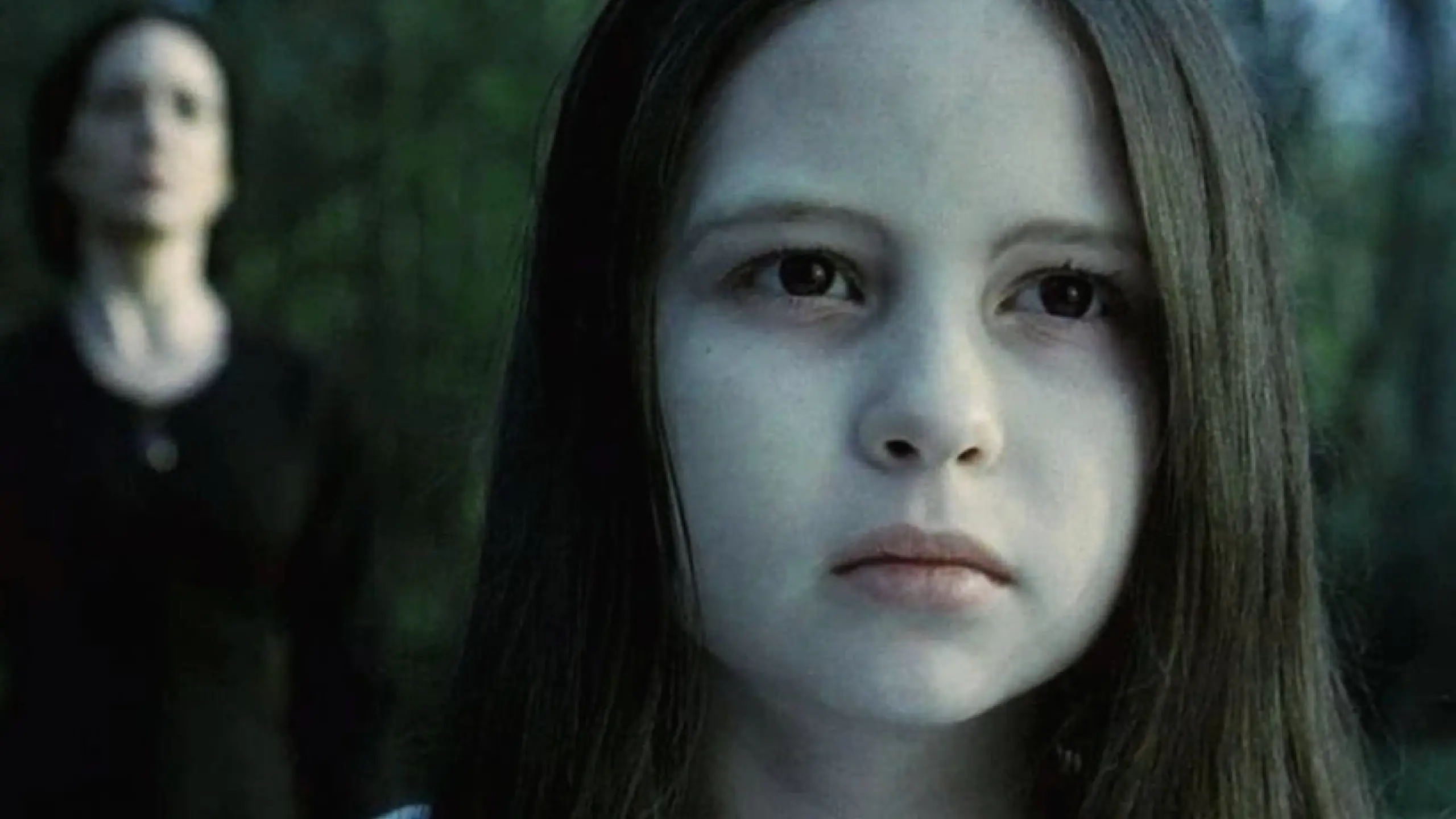 Kleines Mädchen, große Wirkung: Schauspielerin Daveigh Chase im Alter von 12 Jahren in der gruseligen Rolle von Samara in Gore Verbinskis kultigem Horrorfilm „Ring“ (2002)