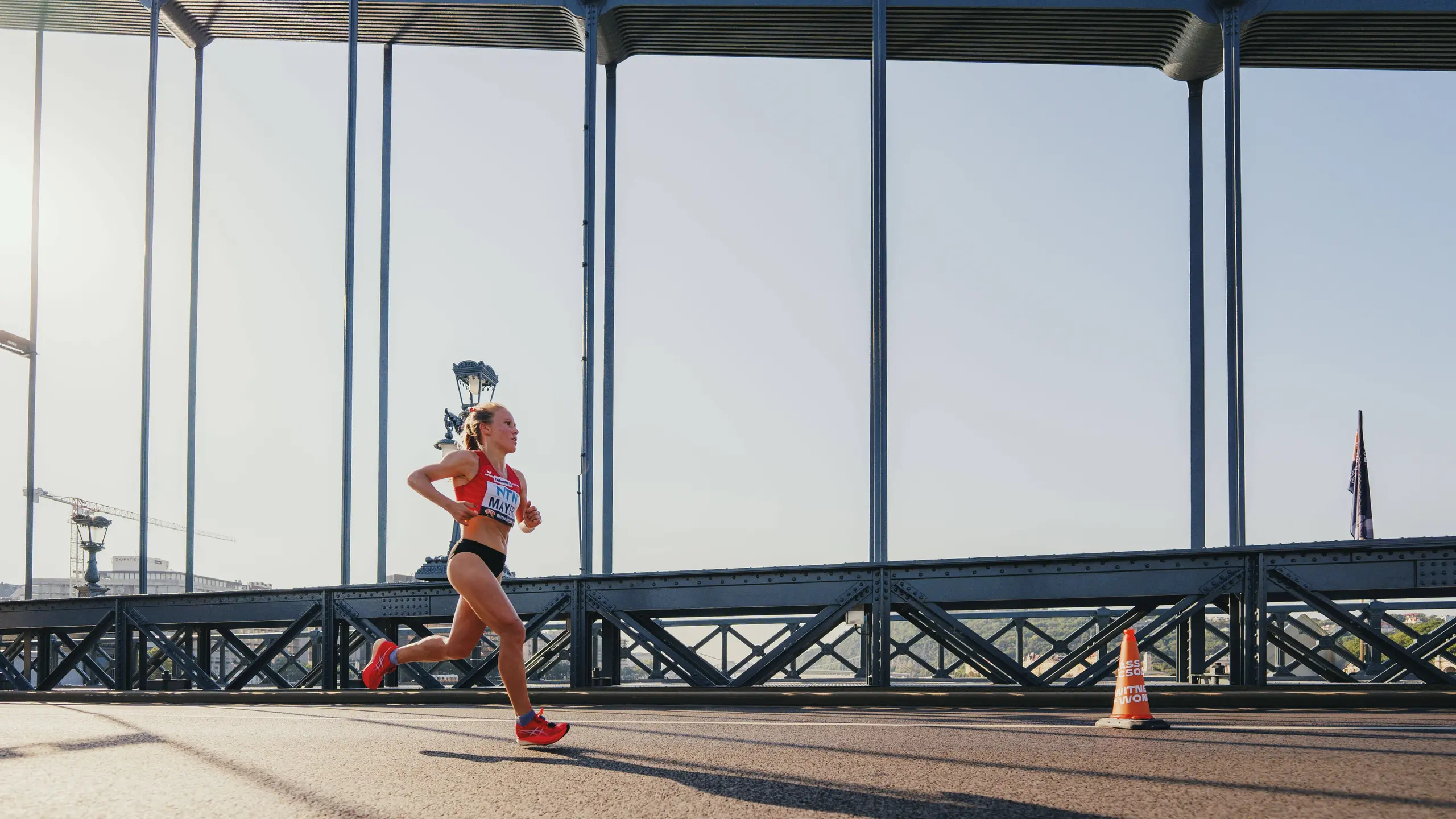 Marathonläuferin Julia Mayer thematisiert Periode im Leistungssport und bekommt Kritik
