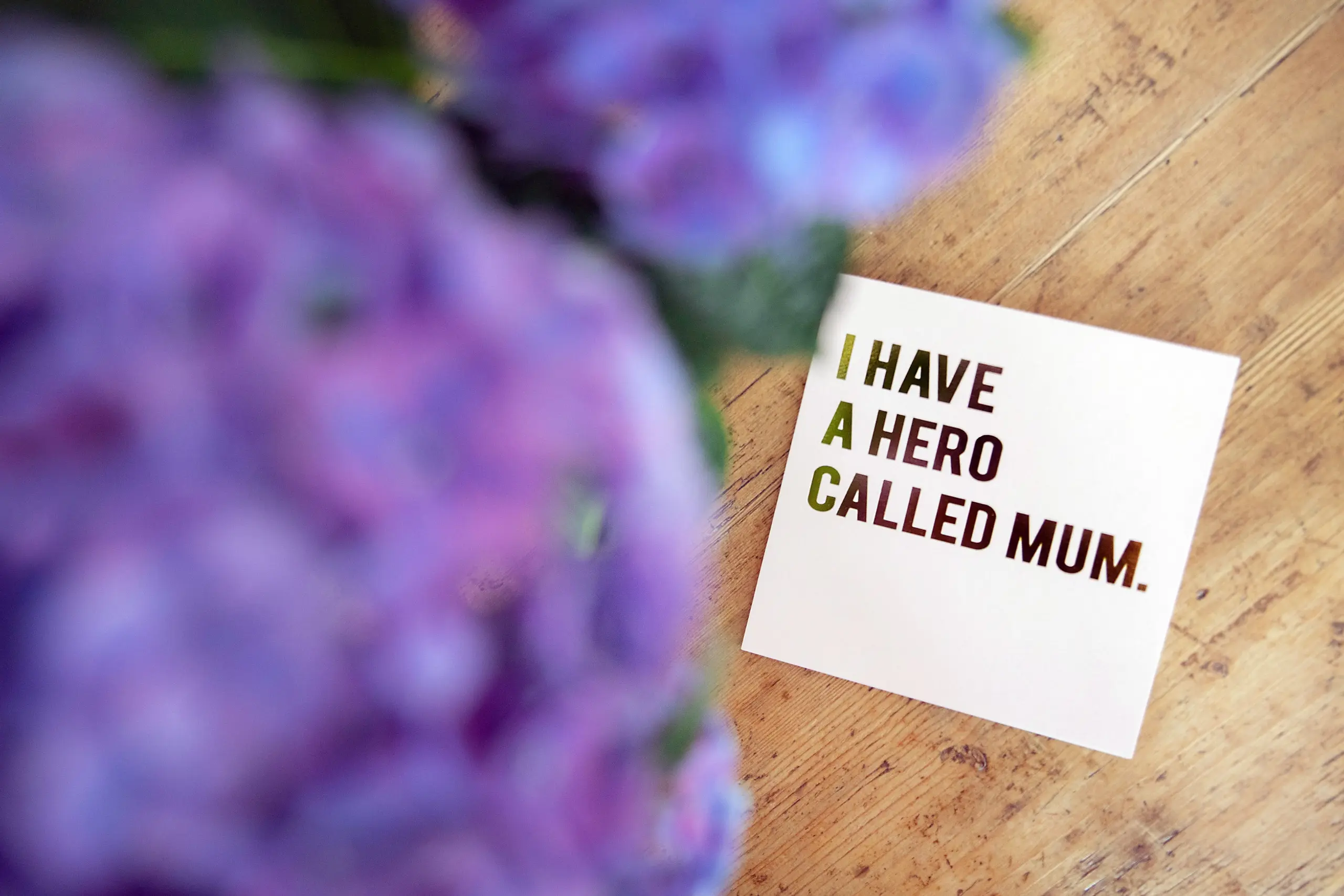 Muttertagskarte, die auf einem Holztisch liegt