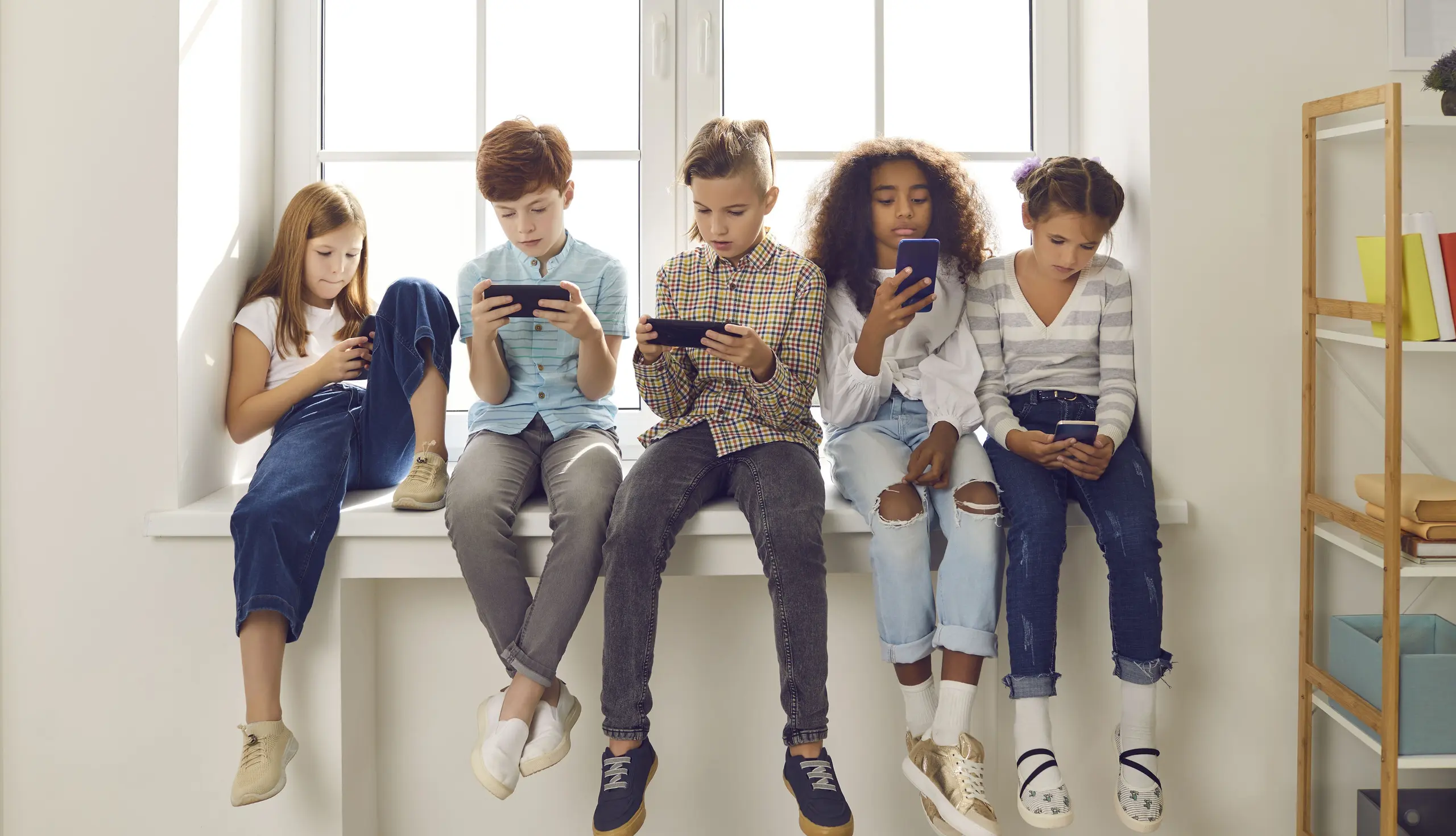 Kinder am Smartphone: Wieviel Bildschirmzeit sollten sie vor Handy, TV und Co. verbringen?