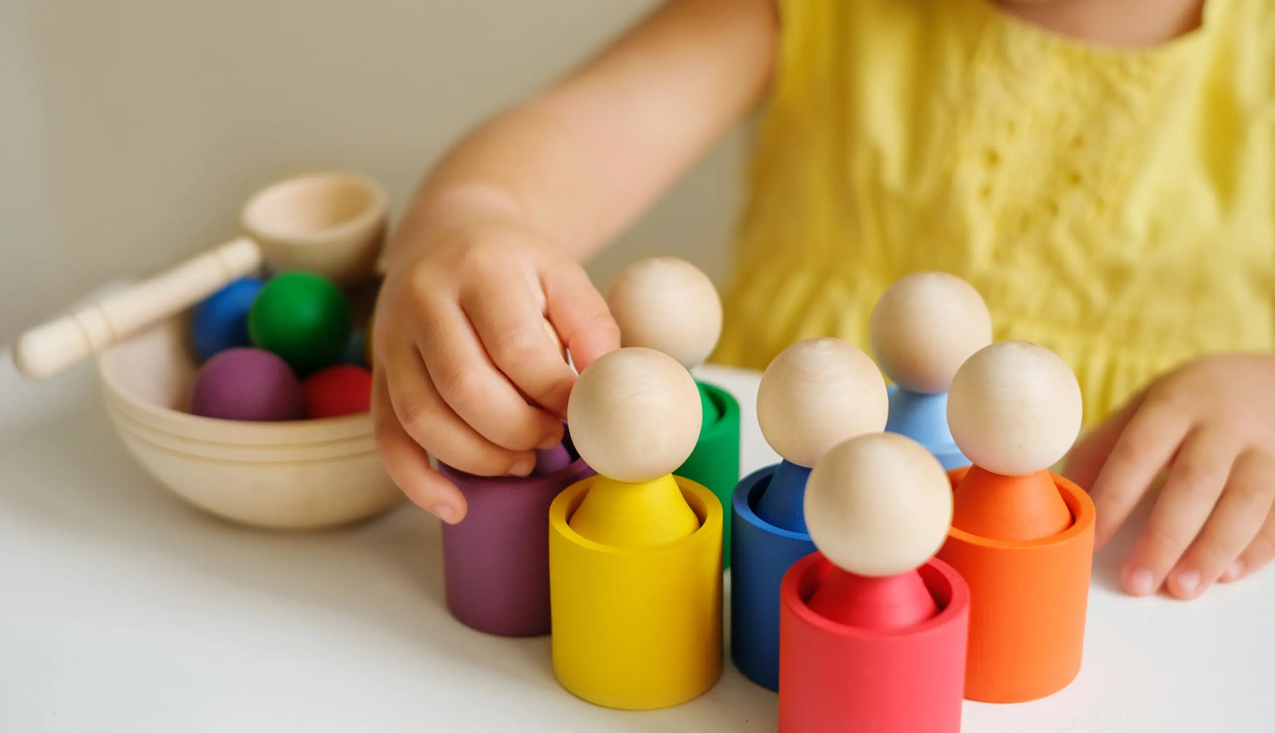 Kind lernt nach Montessori-Pädagogik, die besagt: Hilf mir, es selbst zu tun.