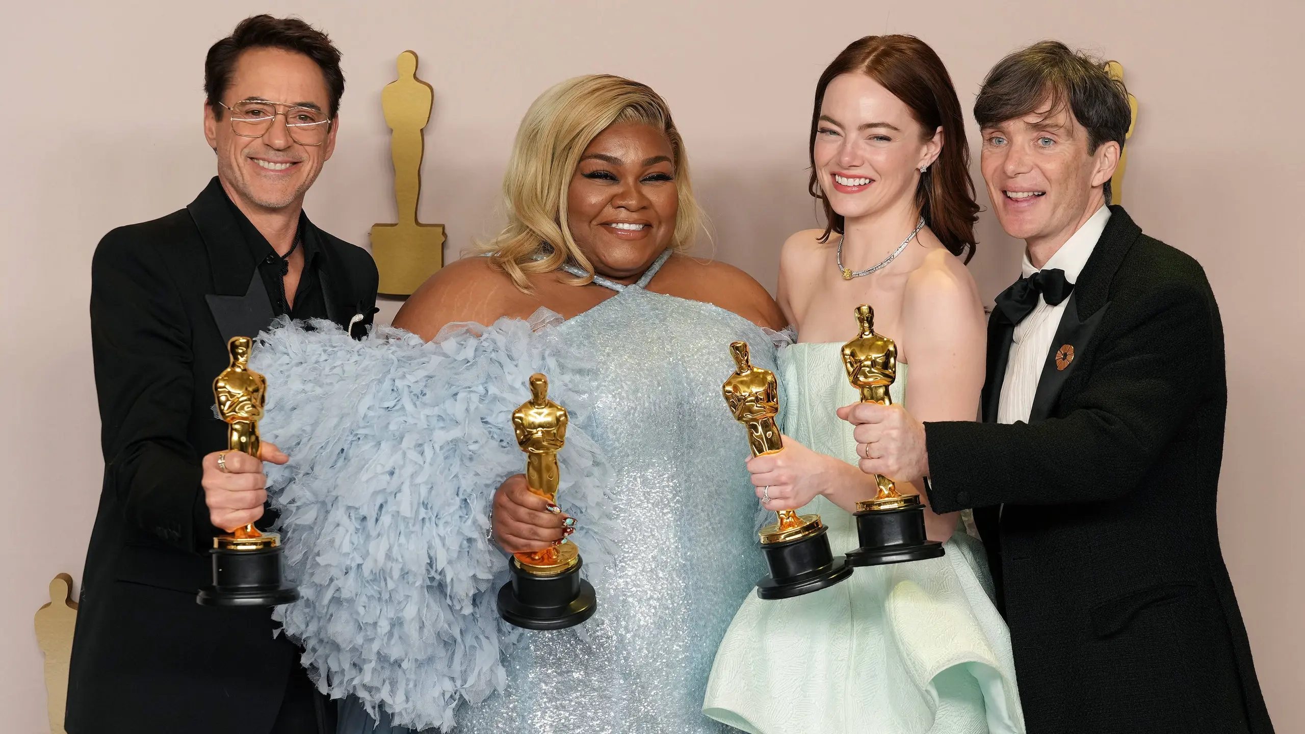 Die Schauspieler:innen Robert Downey Jr., Da’Vine Joy Randolph, Emma Stone und Cillian Murphy (v.l.) mit ihren Oscars