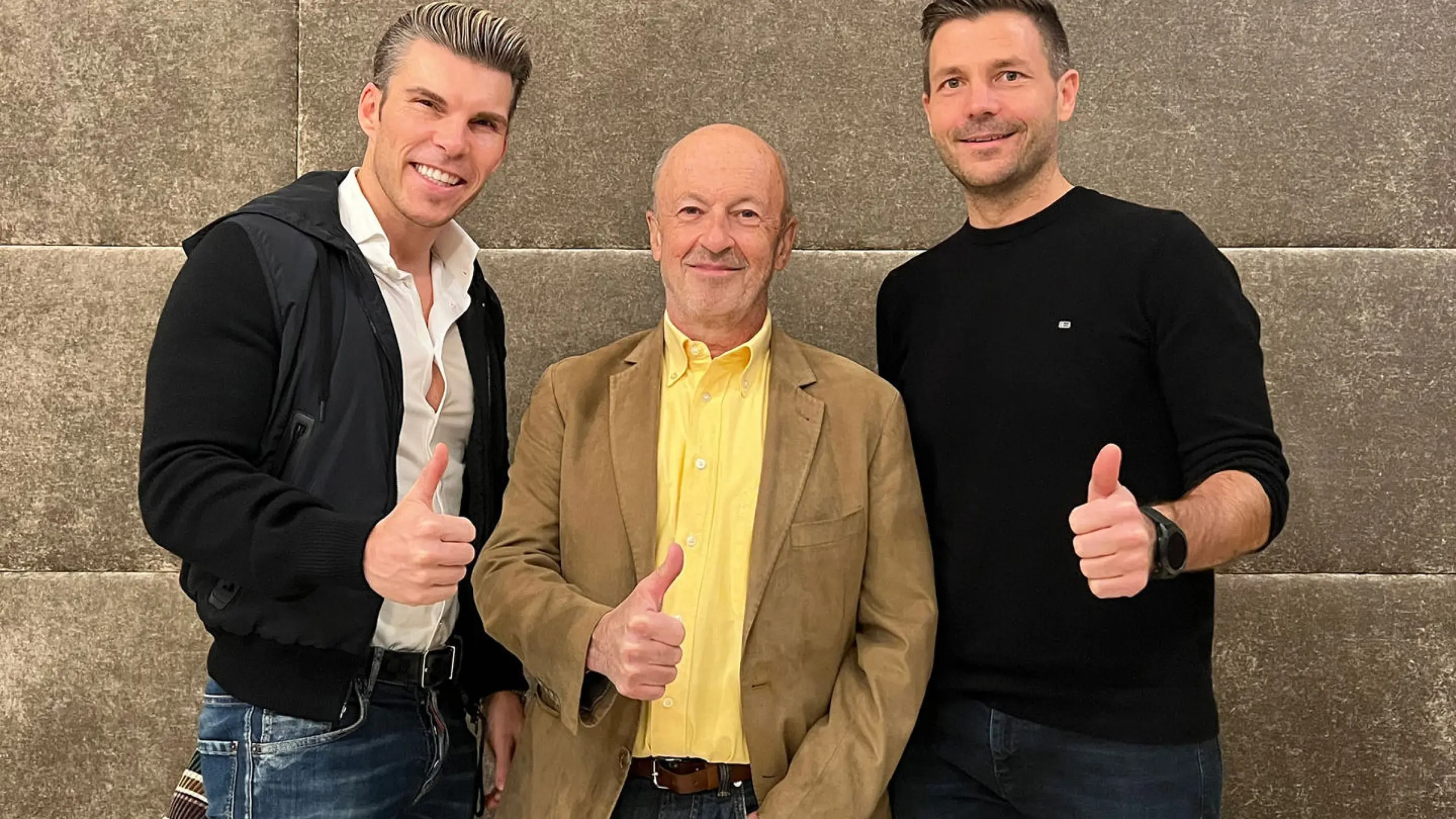 Die Leaders21 Gründer Florian Gschwandtner (li) und Thomas Kleindessner (re) mit Investor Hansi Hansmann
