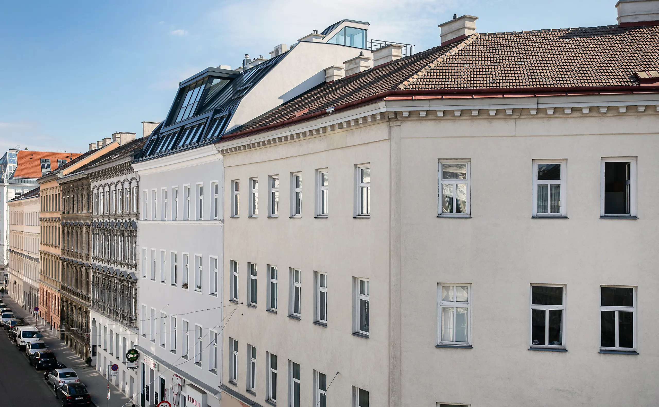 Zinshäuser, wie hier in Wien eignen sich hervorragend zur Geldanlage. Die Aufwertung von Immobilien durch Umbauten und Sanierungen steigert die Renditen beträchtlich.
