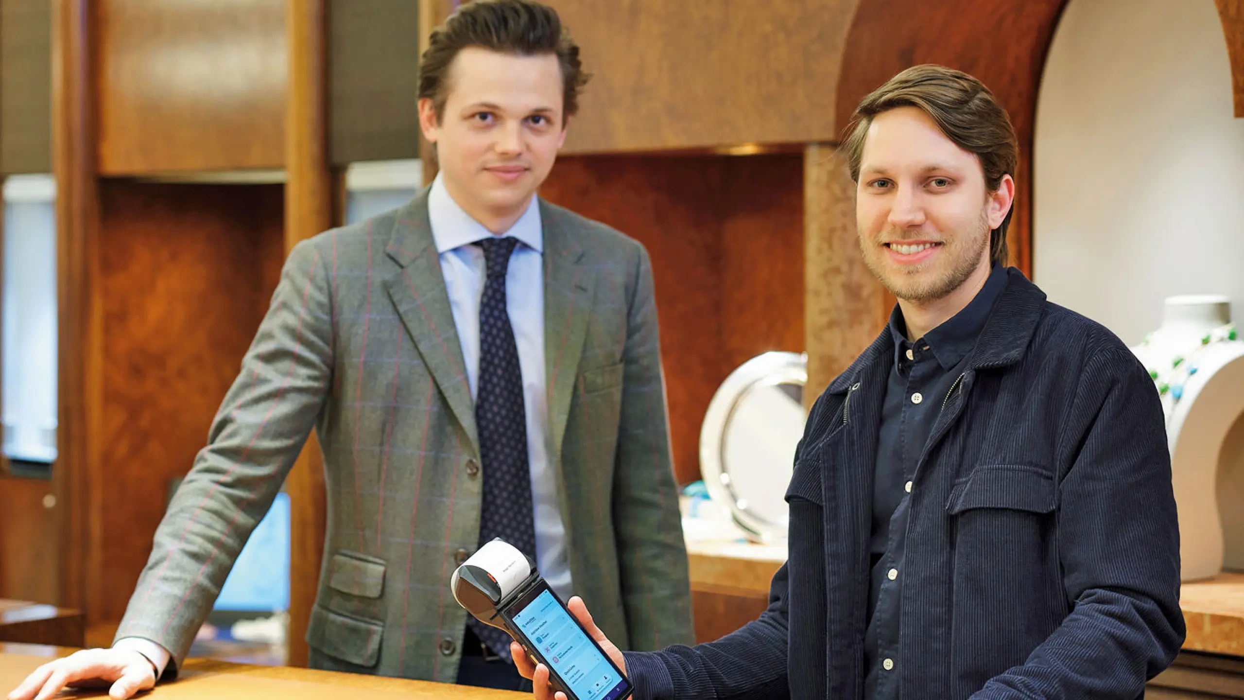 easy2tax Gründer Nikolas Tichy (r.) mit Kunde und Investor Lukas Schullin.
