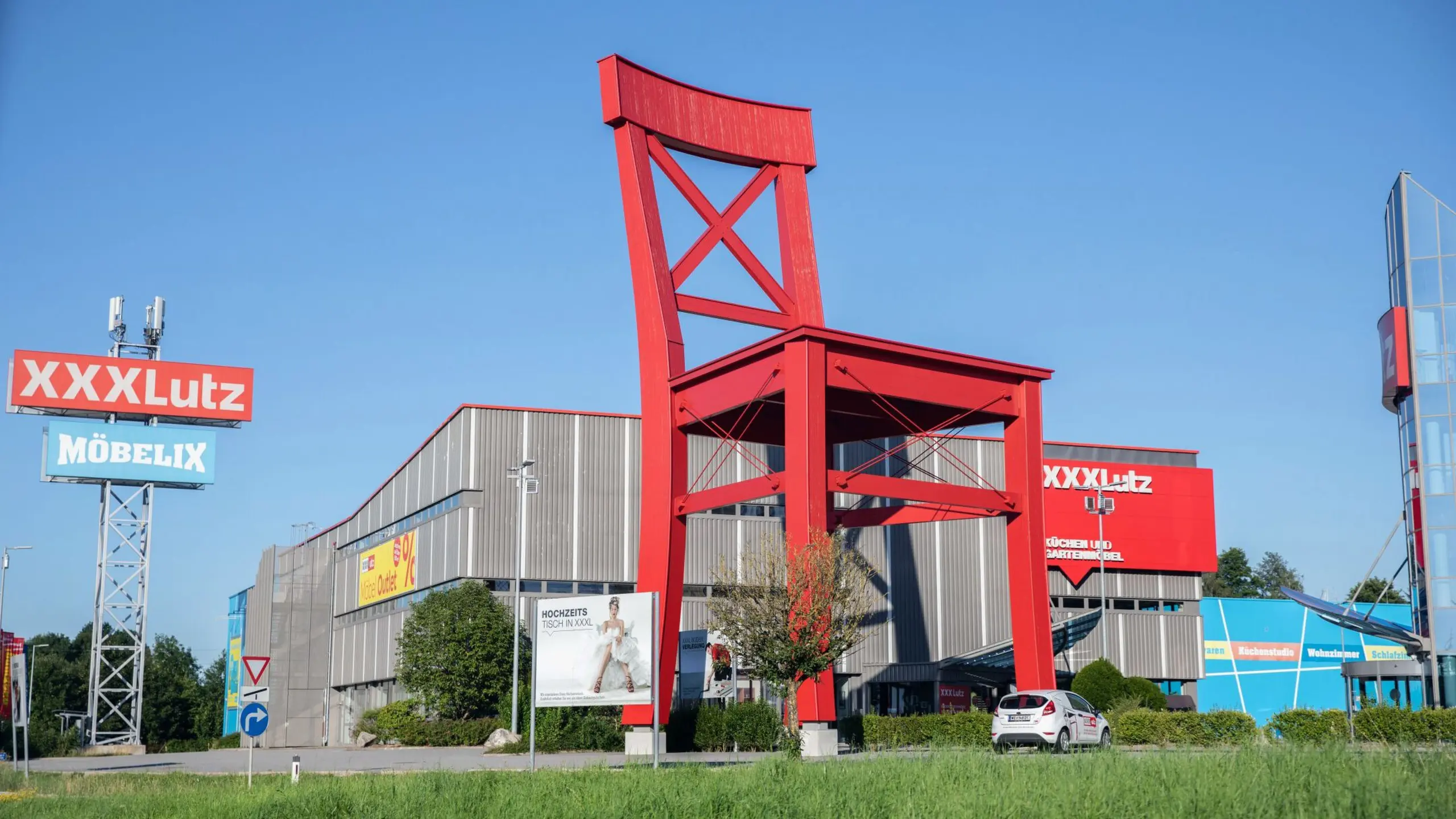 Die XXXL-Gruppe ist mit den Marken XXXLutz, Mömax und Möbelix der größte Möbelhändler Österreichs und einer der größten der Welt.