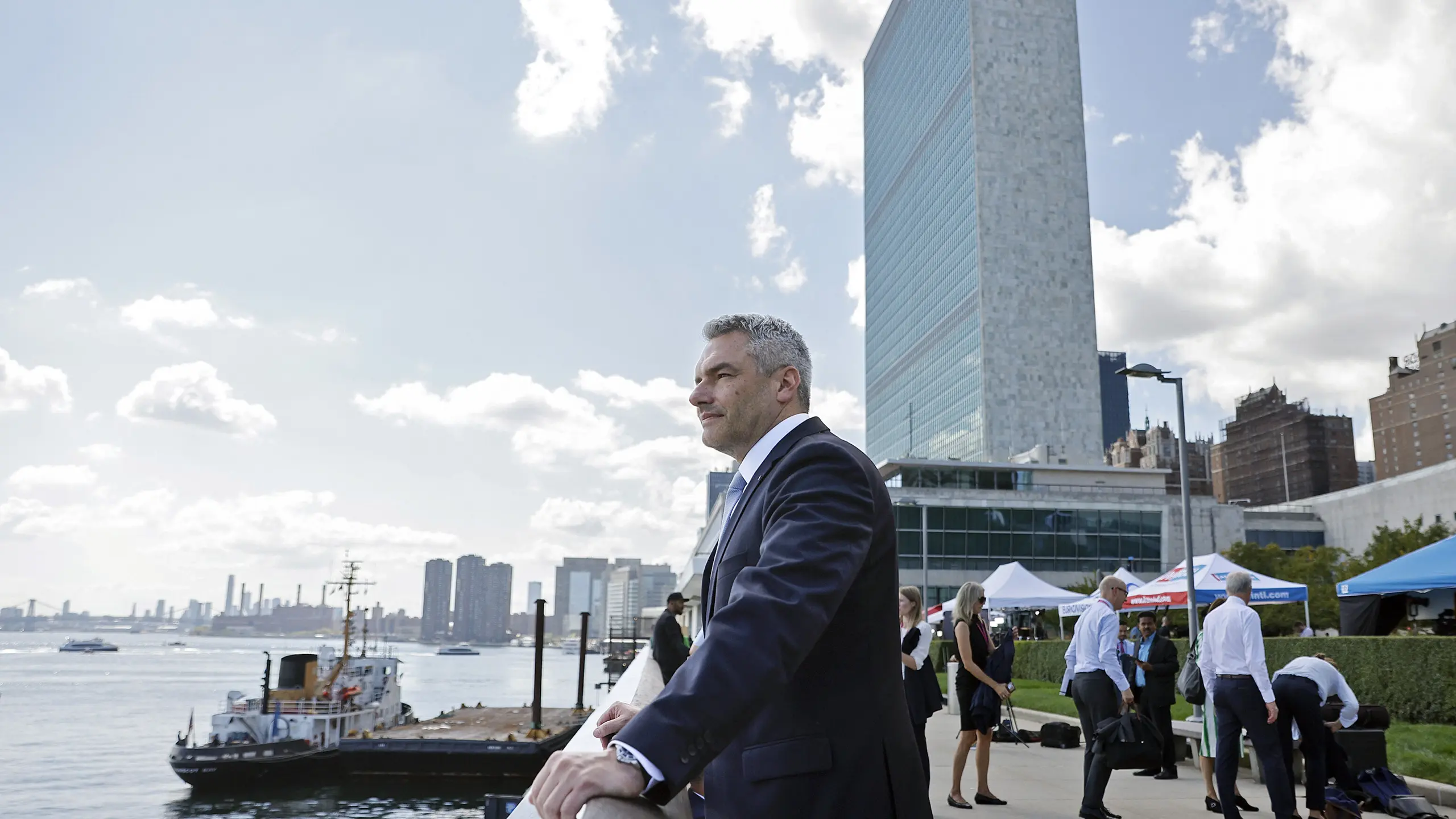 Bundeskanzler Karl Nehammer vor dem UN Hauptquartier in New York