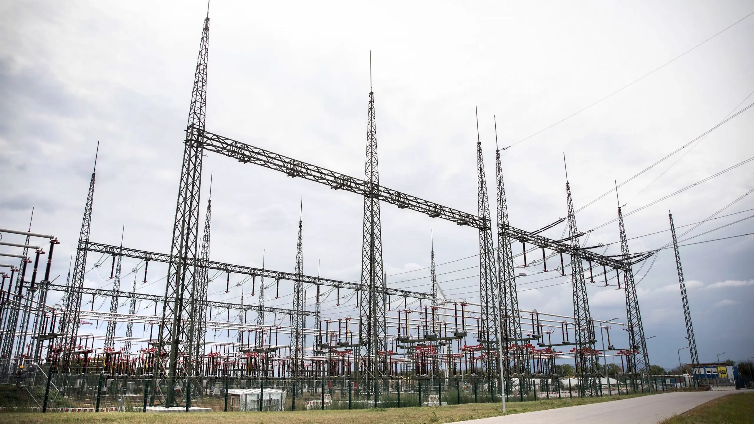 Strompreise werden in Österreih gedeckelt, Übergewinne der Energiekonzerne abgeschöpft.