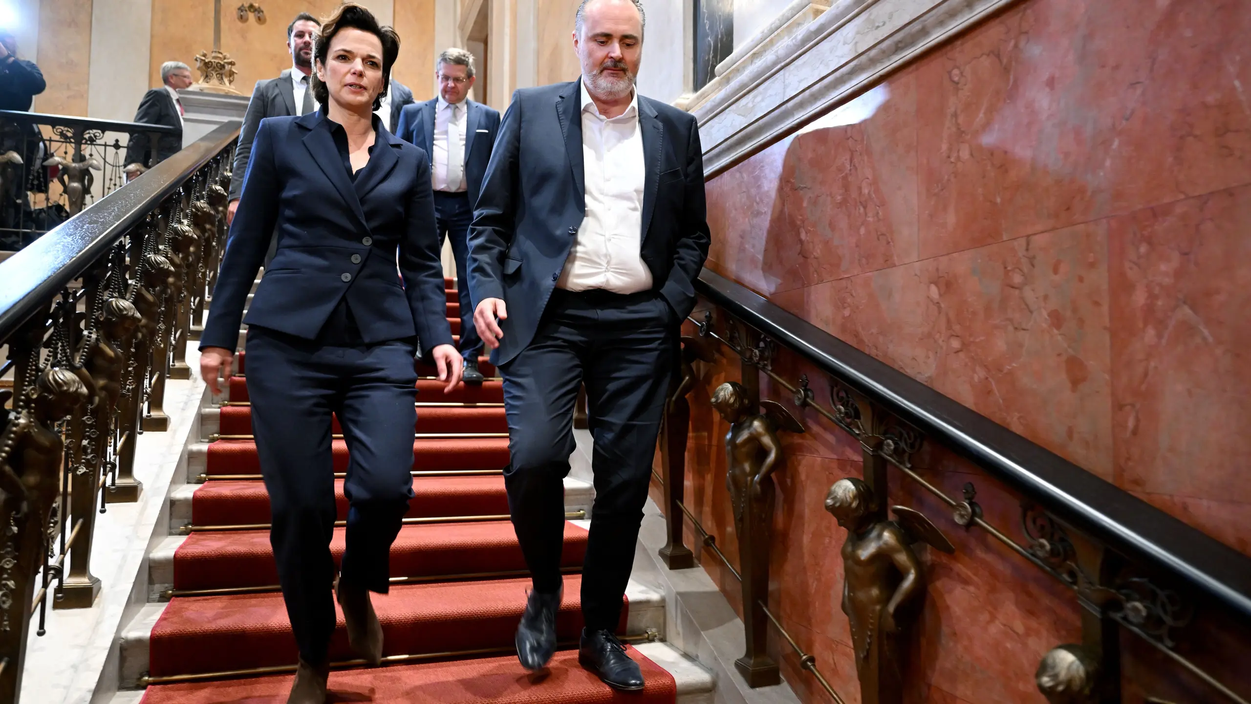 Das Duell um die SPÖ-Parteiführung zwischen Pamela Rendi-Wagner und Hans Peter Doskozil ist offiziell eröffnet.