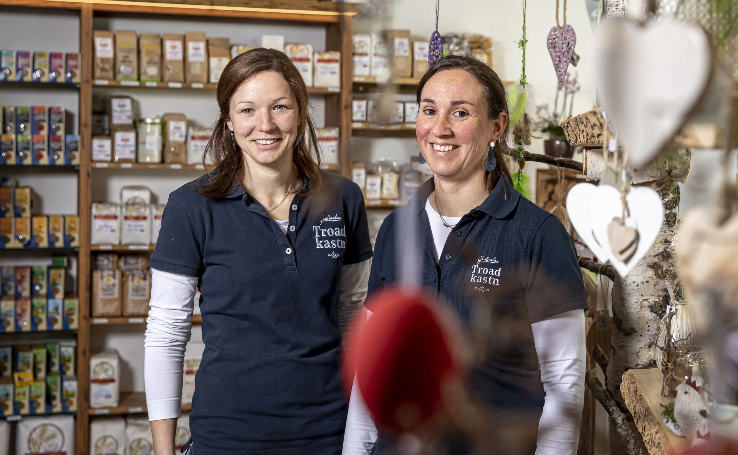 Martina Hettegger (l.) und Kathrin Prommegger.&nbsp;Die beiden Schwägerinnen verkaufen im Großarler Troadkastn seit 2017 Spezialitäten von Bauern und Produzenten aus der Region.