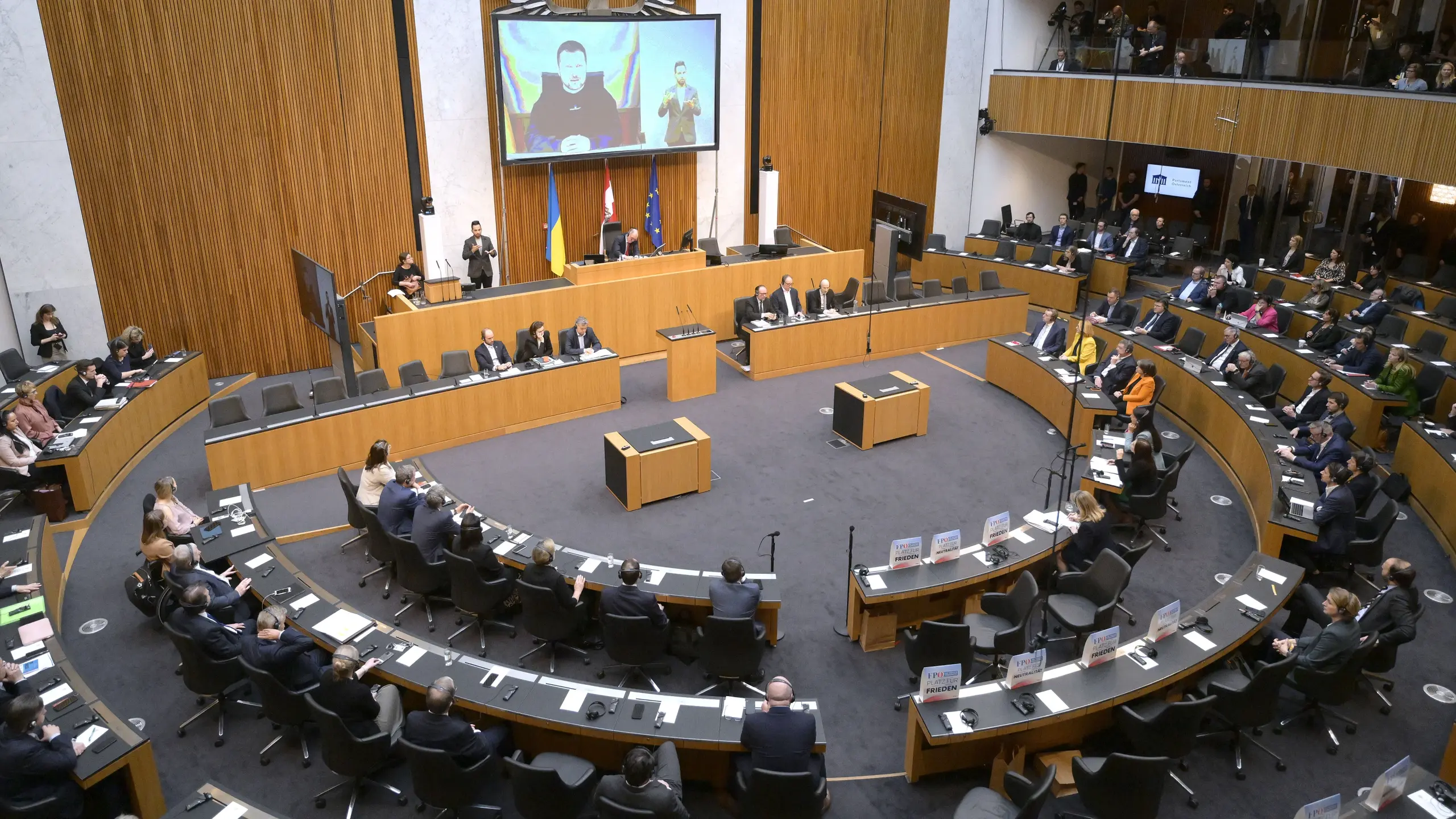 Ausgedünnte Sitzreihen bei der Übertragung der Videoansprache des ukrainischen Präsidenten Wolodymyr Selenskyj am 30. März 2023 im Parlament in Wien.