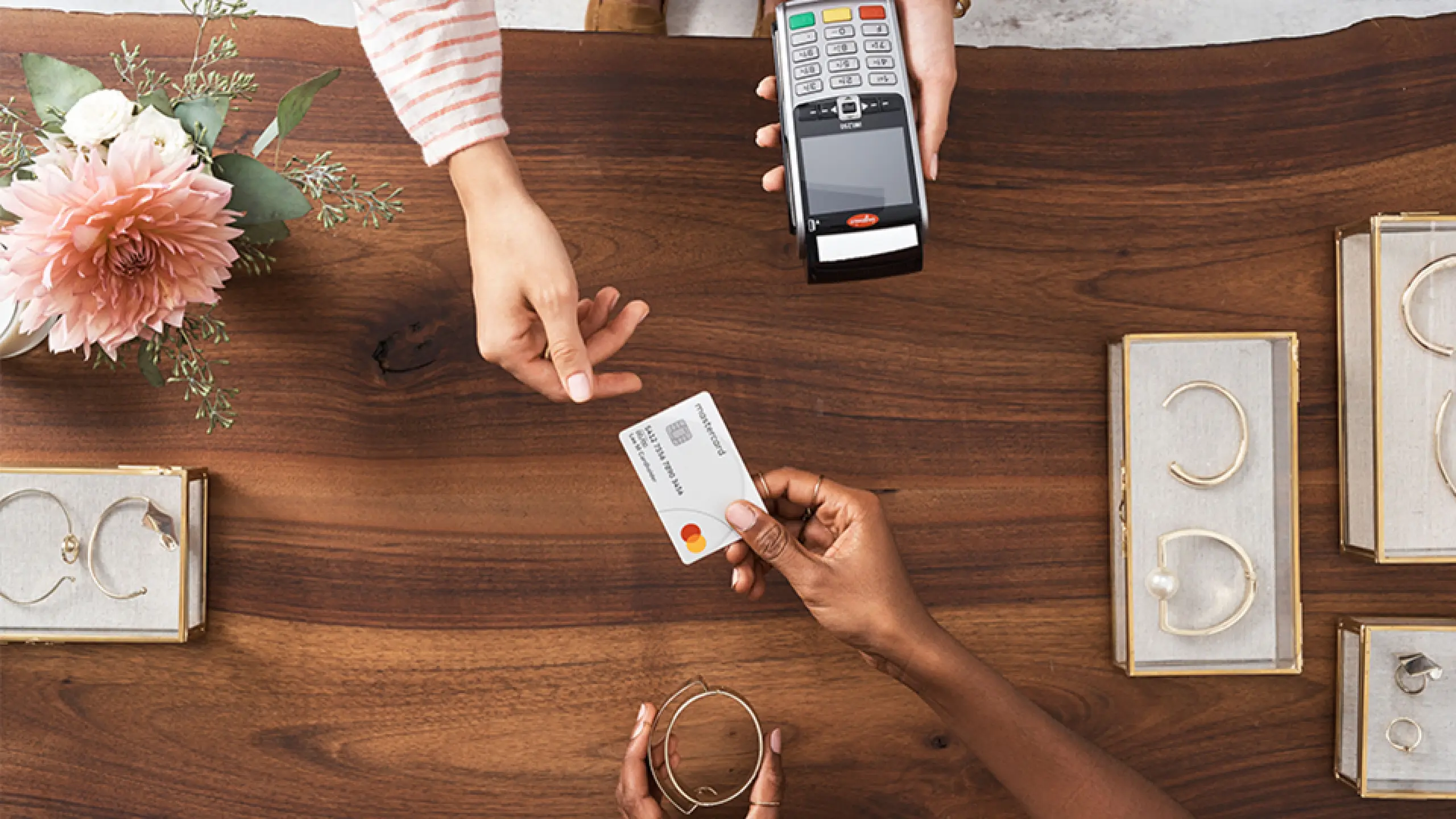 Unkompliziertes, kontaktloses Bezahlen mit der MasterCard-Kreditkarte