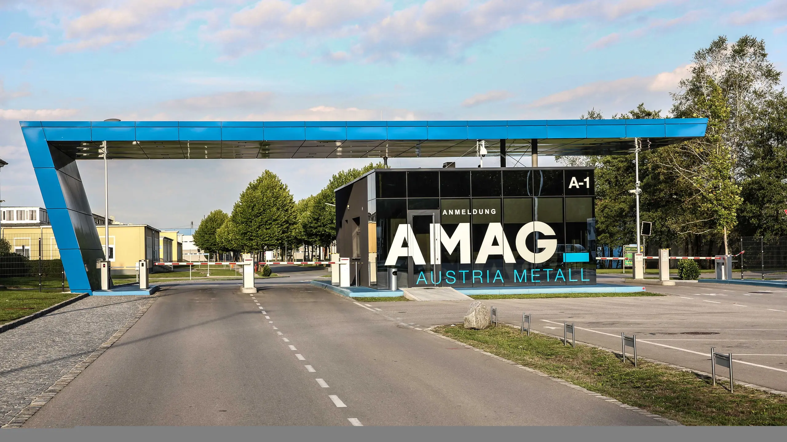Haupteinfahrt zur AMAG-Zentrale in Ranshofen