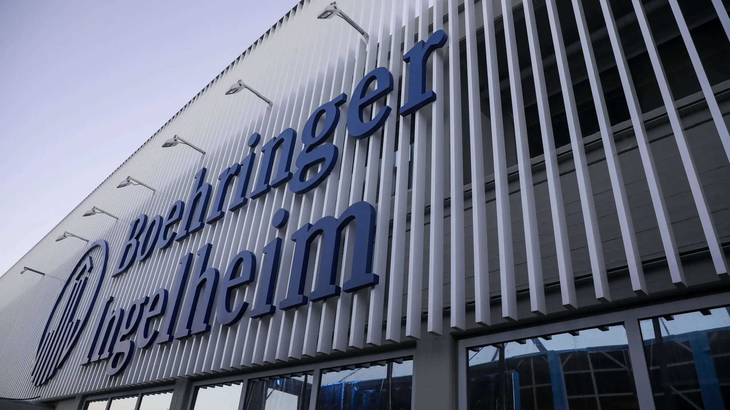 Im weltweit tätigen Pharmakonzern Boehringer Ingelheim ist Österreich ein bedeutender Standort. In Wien befindet sich unter anderem das globale Krebsforschungszentrum, die größte biopharmazeutische Produktionsanlage des Unternehmens wird in Bruck an der Leitha errichtet.