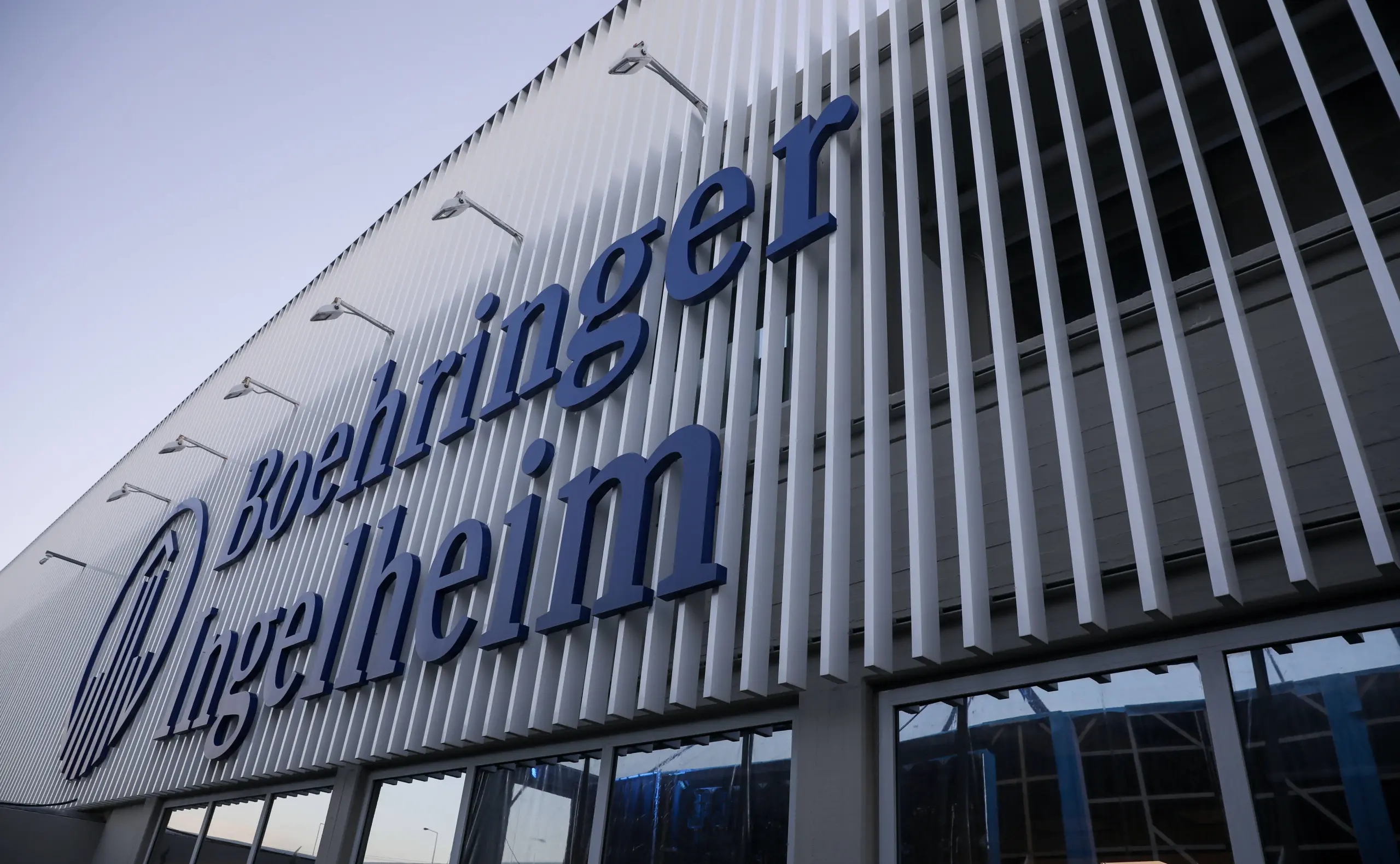 Im weltweit tätigen Pharmakonzern Boehringer Ingelheim ist Österreich ein bedeutender Standort. In Wien befindet sich unter anderem das globale Krebsforschungszentrum, die größte biopharmazeutische Produktionsanlage des Unternehmens wird in Bruck an der Leitha errichtet.