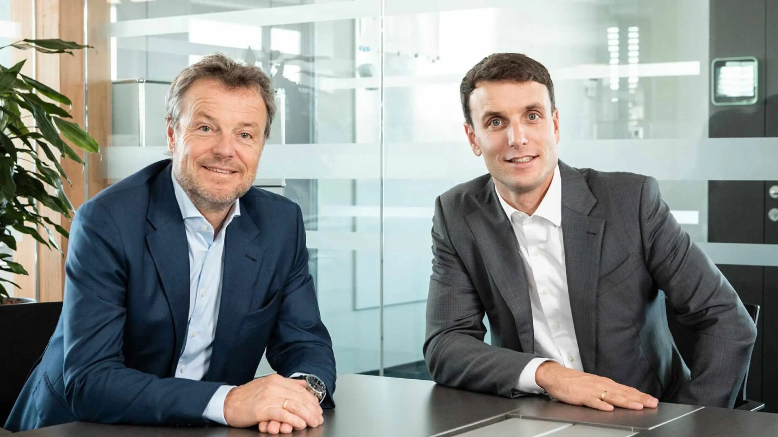 Zwei Generationen Firmenchefs: Günther Lehner (li) übergab die Rolle des CEO 2021 an seinen Sohn Philipp.