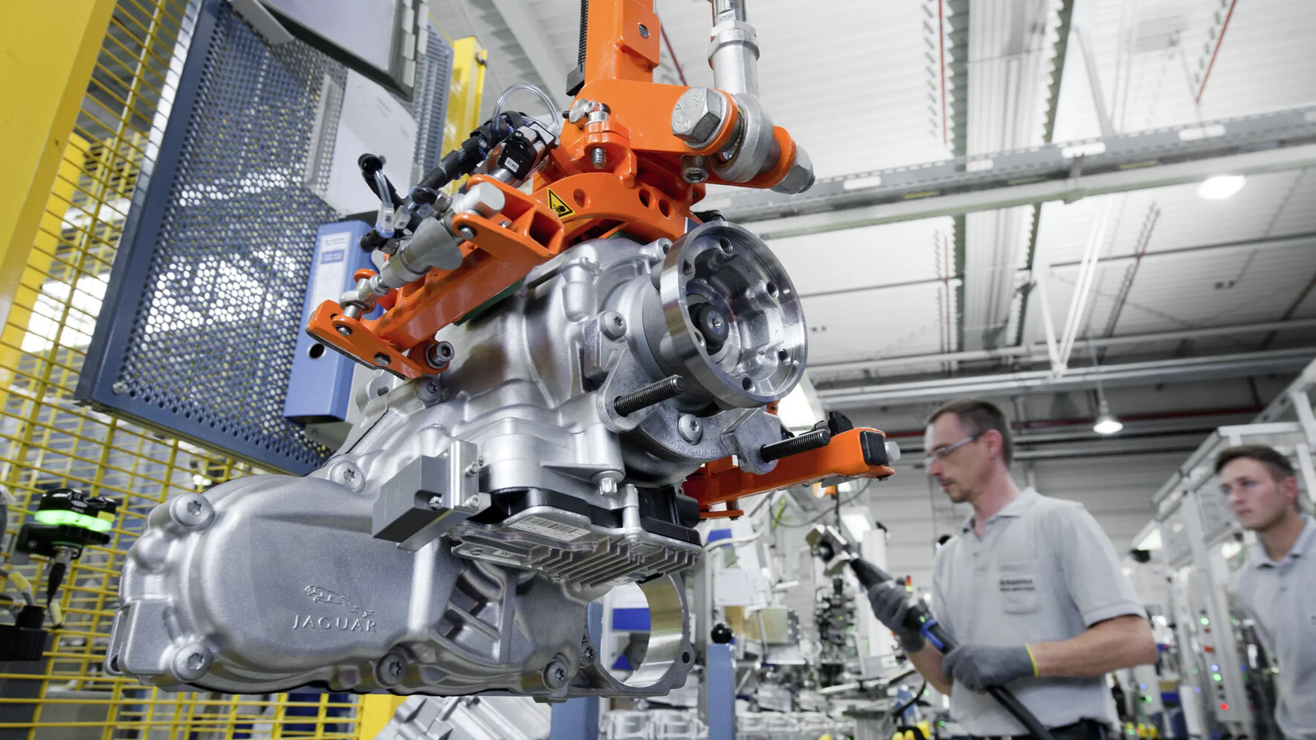 Motorenfertigung für Jaguar im Magna Powertrain Werk in Ilz