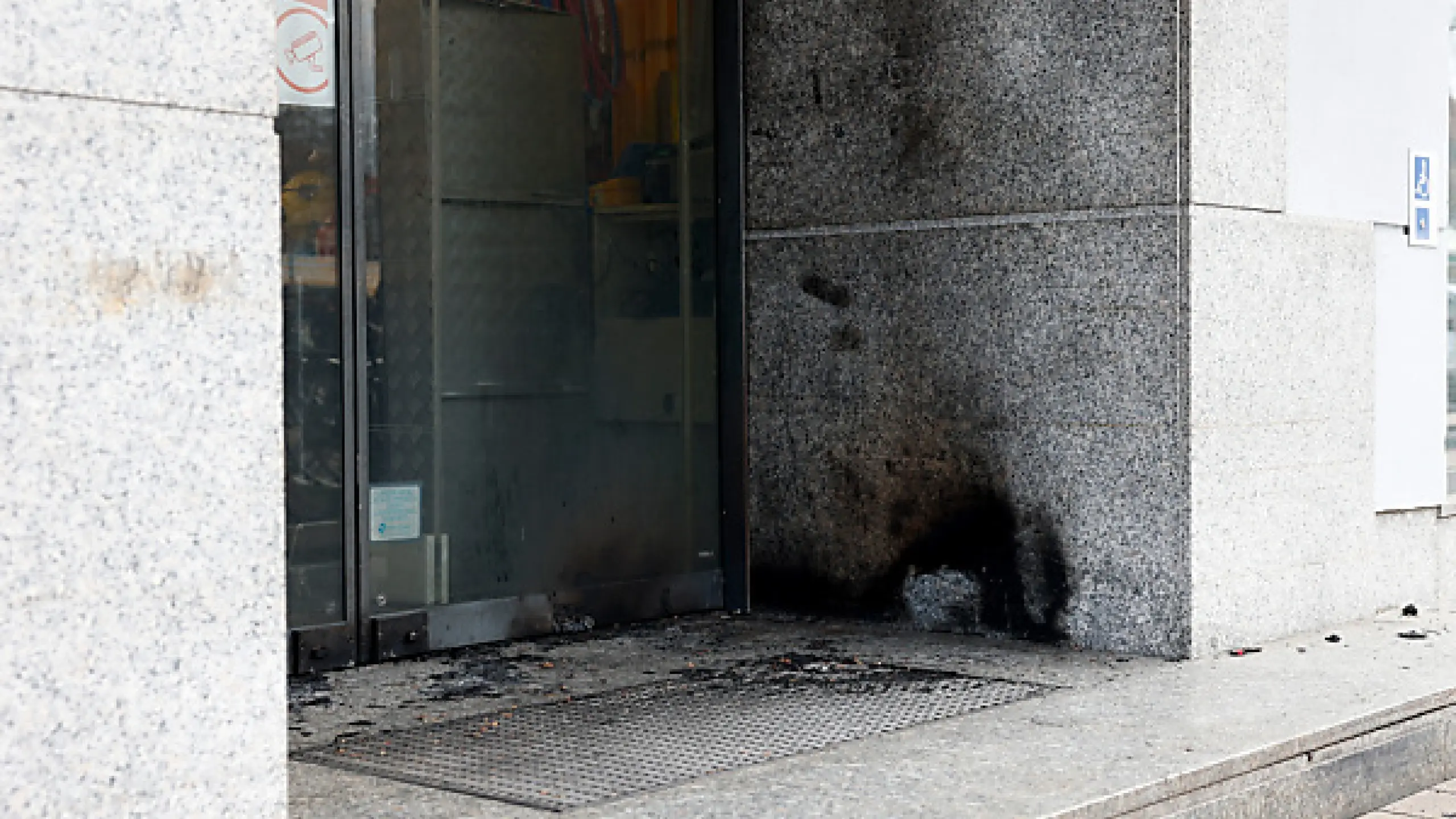 Spuren des Brandanschlags in Grazer Geschäftseingang