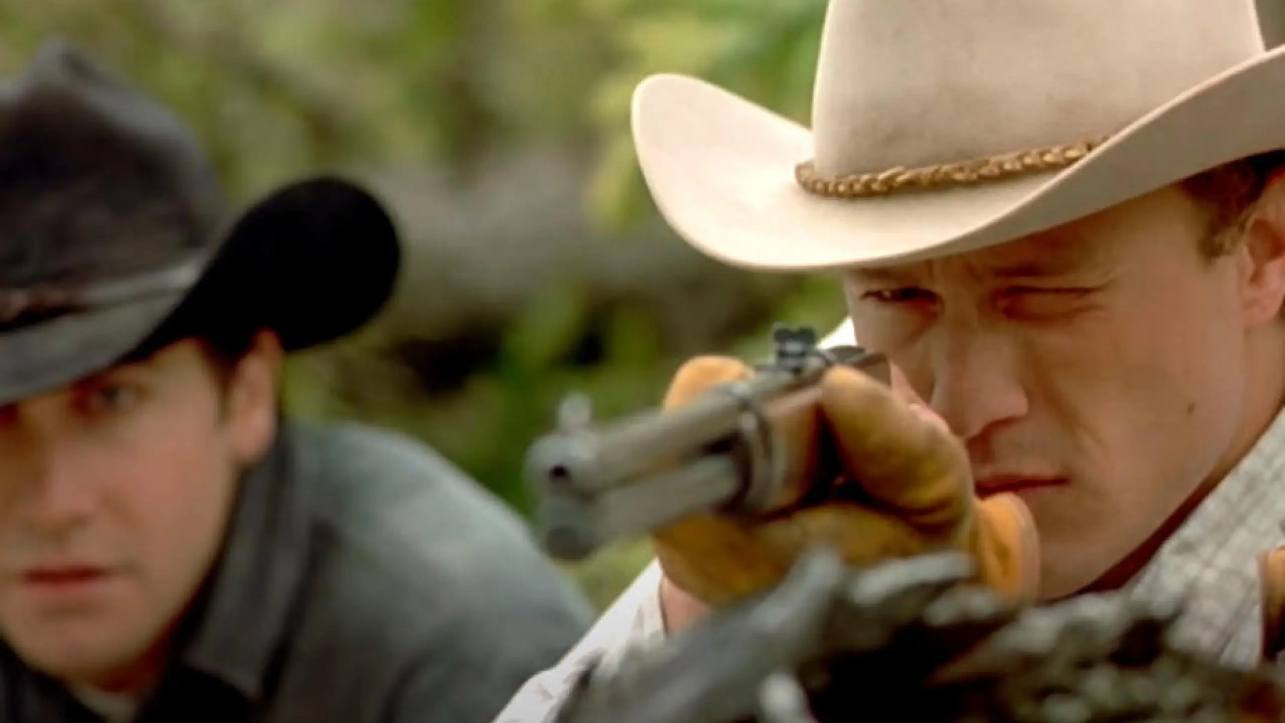 Jake Gyllenhaal und Heath Ledger (r.) in Ang Lees oscargekröntem Außenseiter-Drama „Brokeback Mountain“ (2005) als homosexuelle Cowboys. Der Film erzürnte mancherorts die Gemüter und wurde verboten!