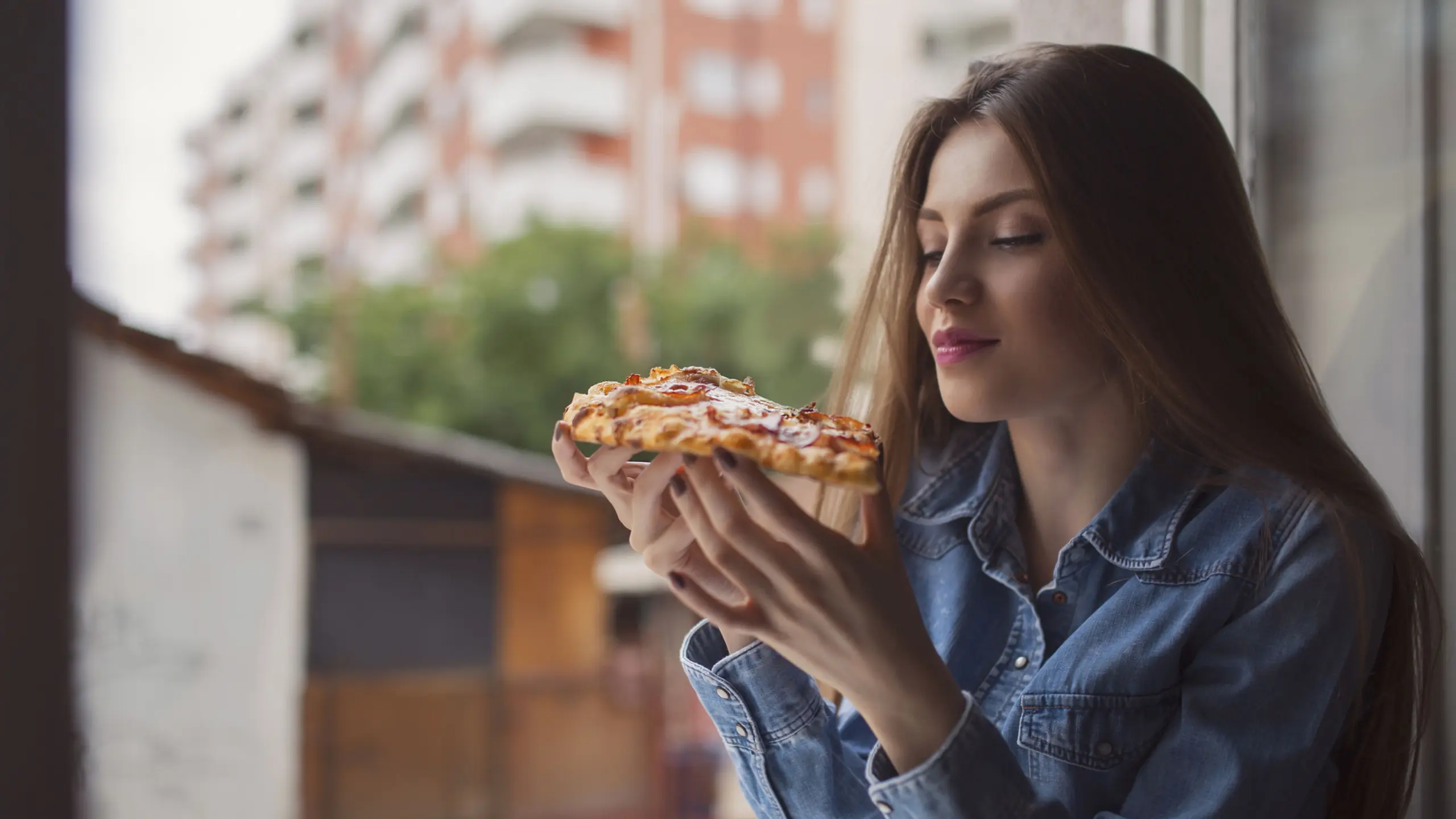 Frau isst Pizza