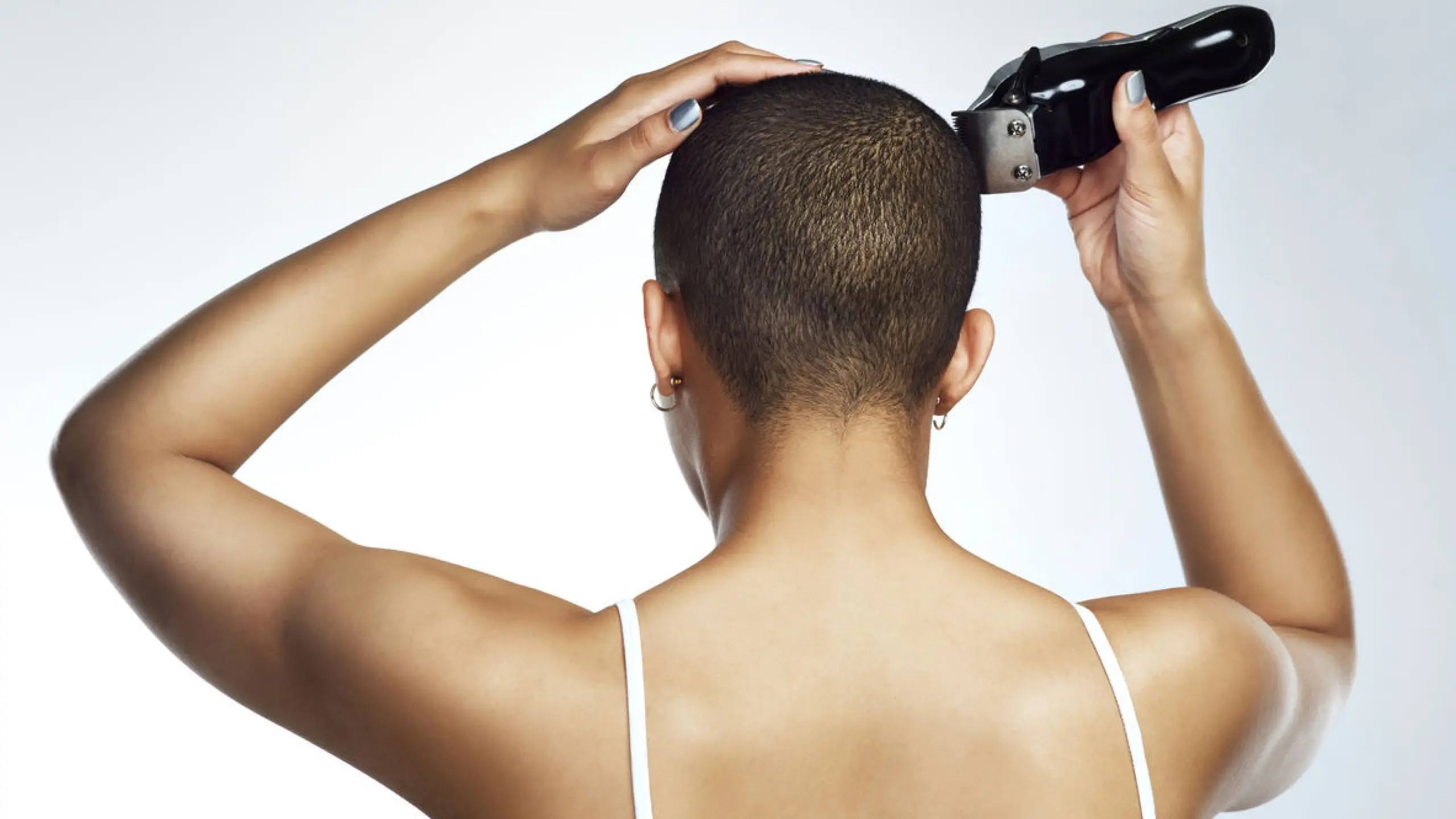 Warum sich Frauen gerade auf TikTok die Haare abrasieren