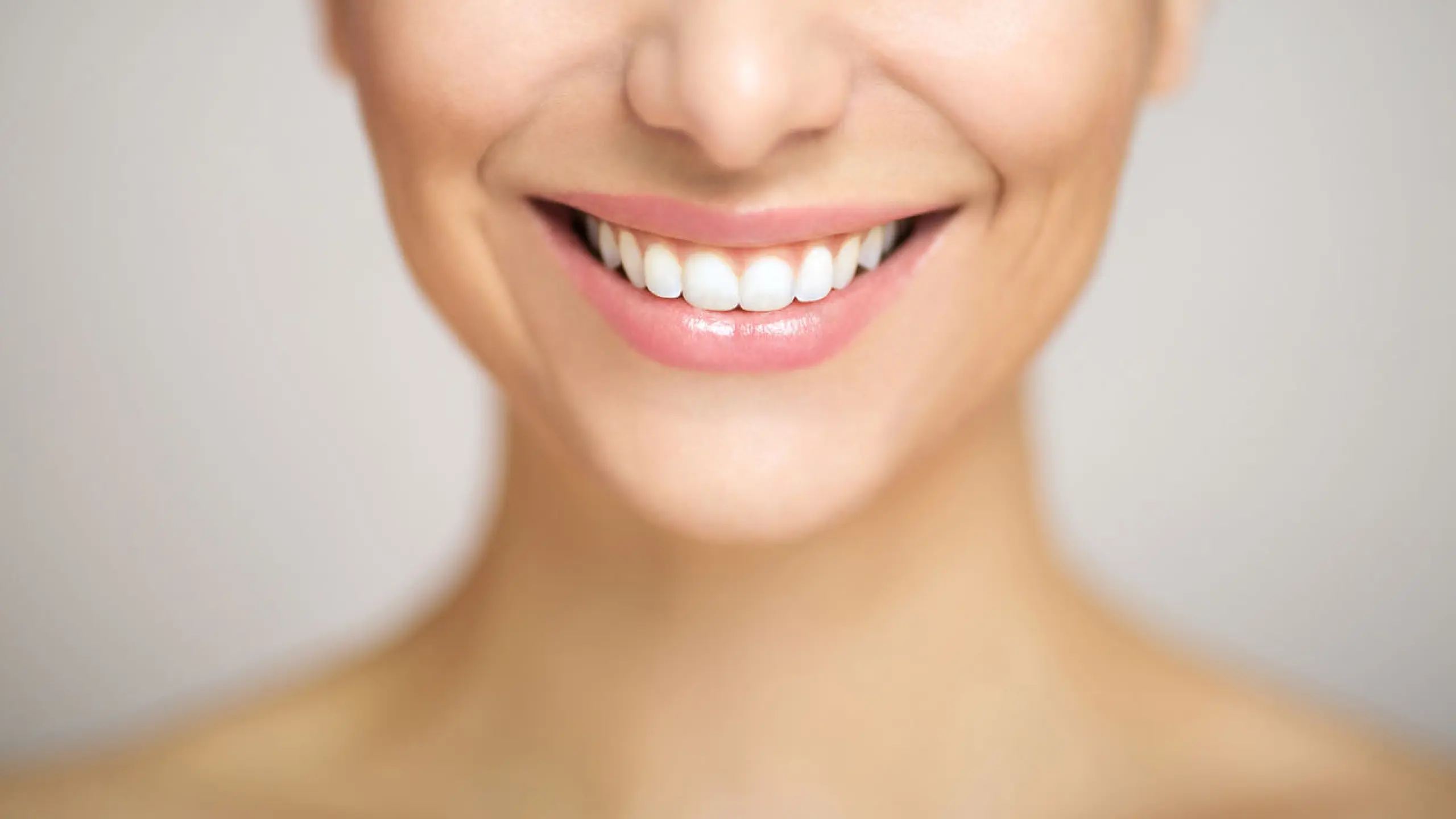 Wir wollen weiße Zähne: Was bringt ein Bleaching bei Zahnarzt oder Zahnärztin?