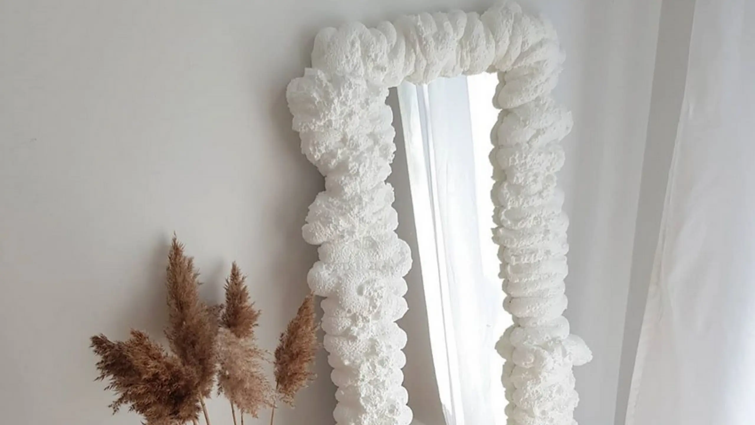 DIY-Instagram-Trend Foam Mirror: So verschönerst du deinen alten Spiegel mit Bauschaum
