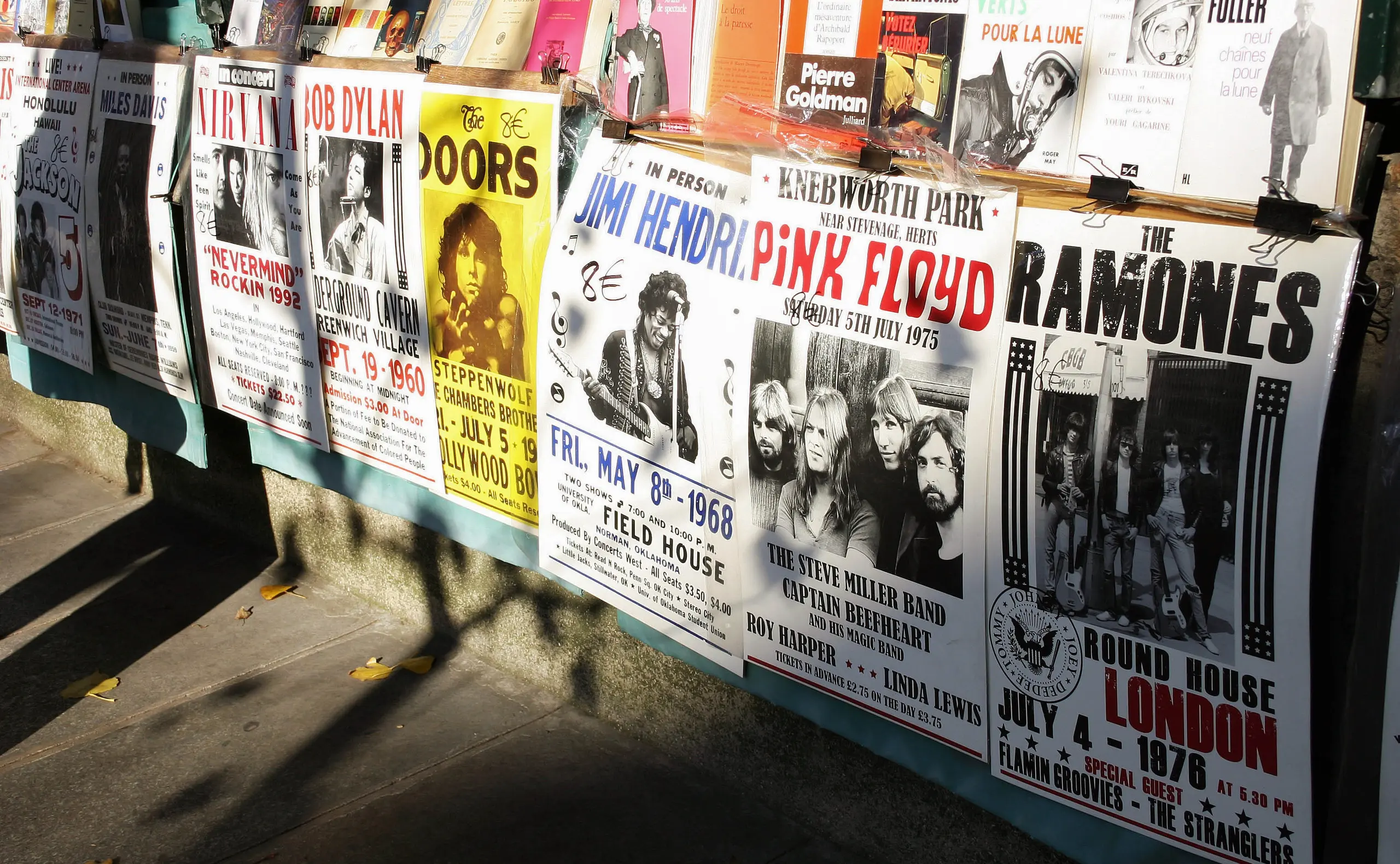 Werbeplakate für die verschiedenen Bands.