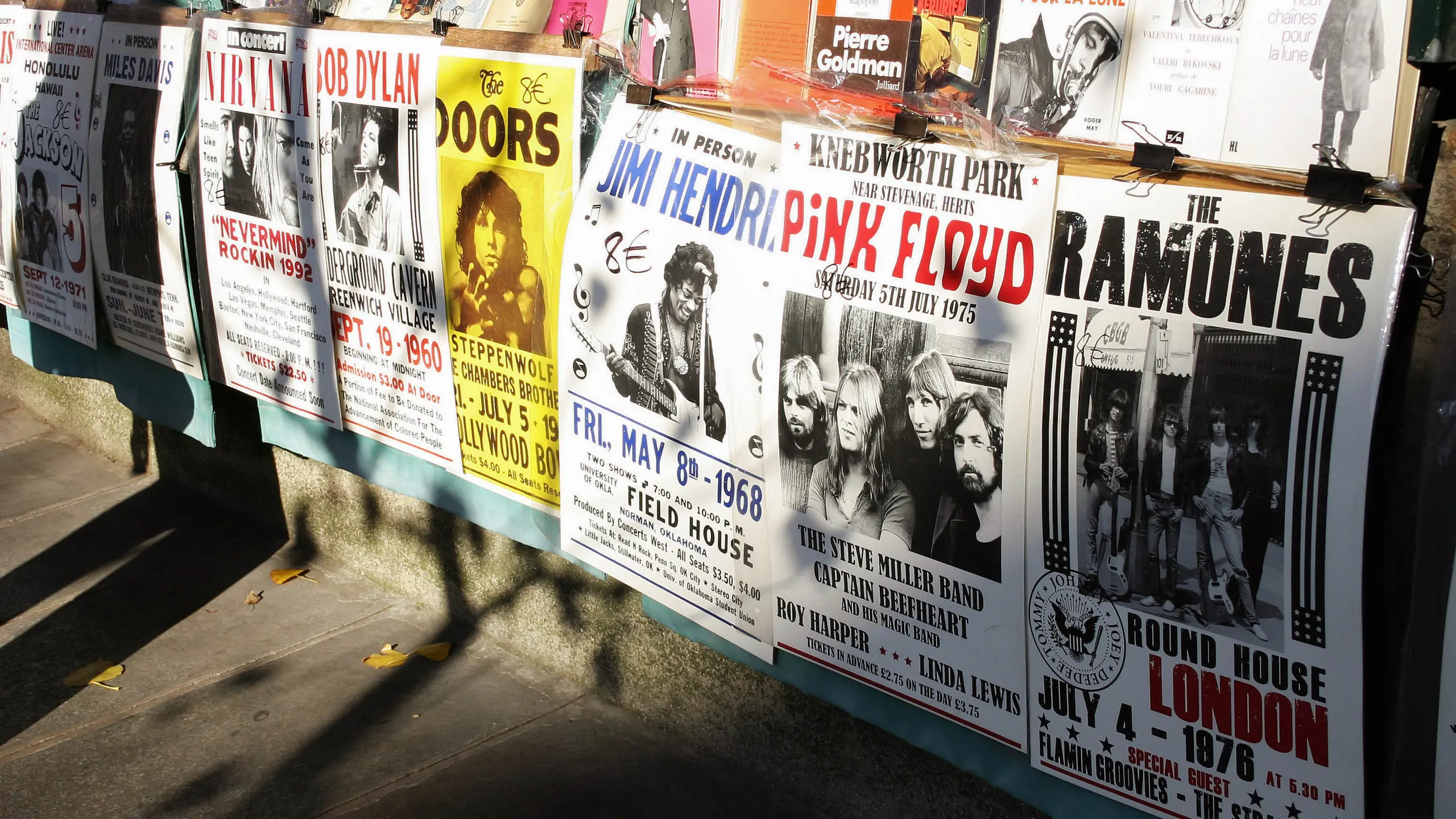 Werbeplakate für die verschiedenen Bands.