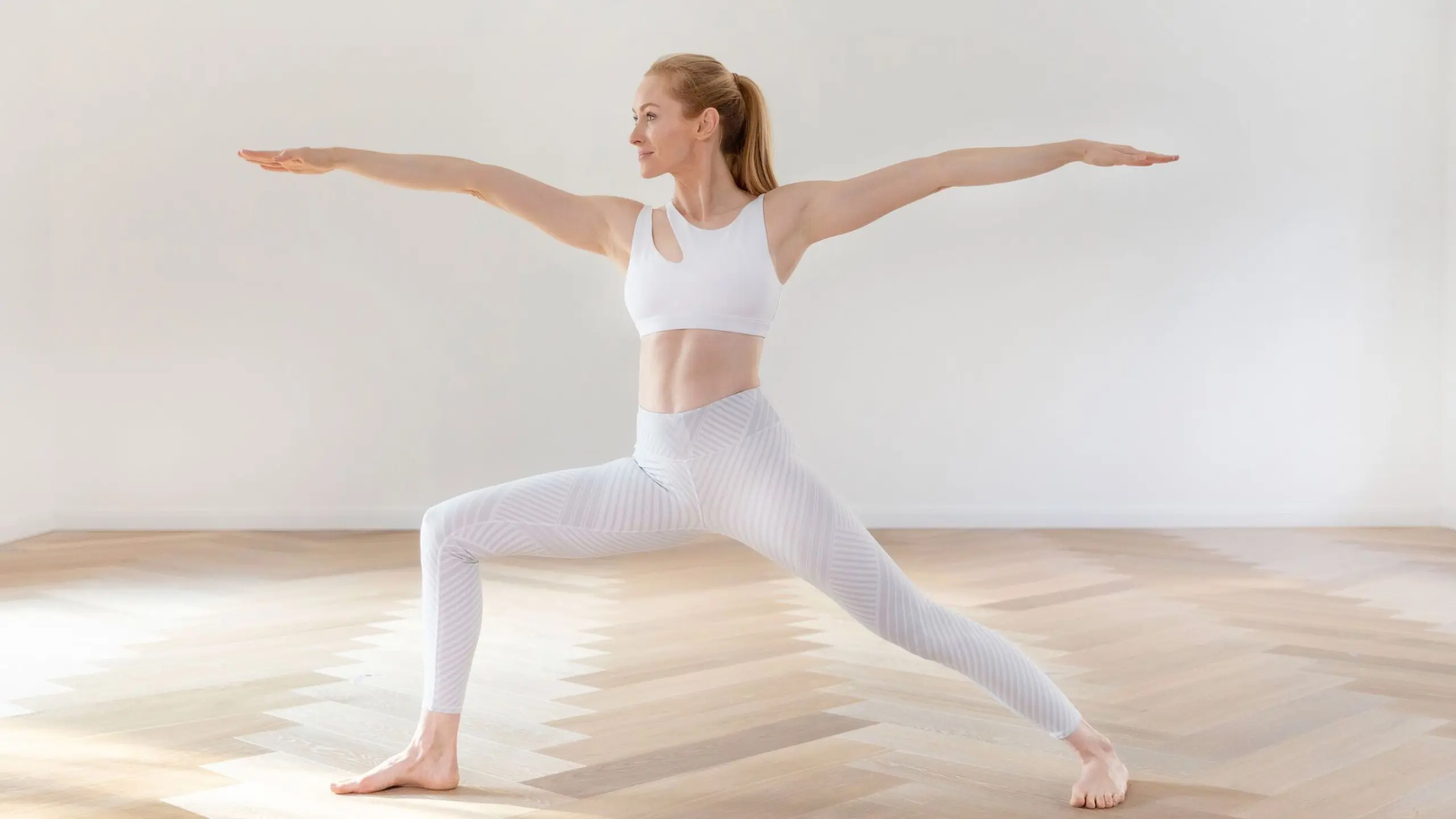Frau, die Yoga-Übungen macht