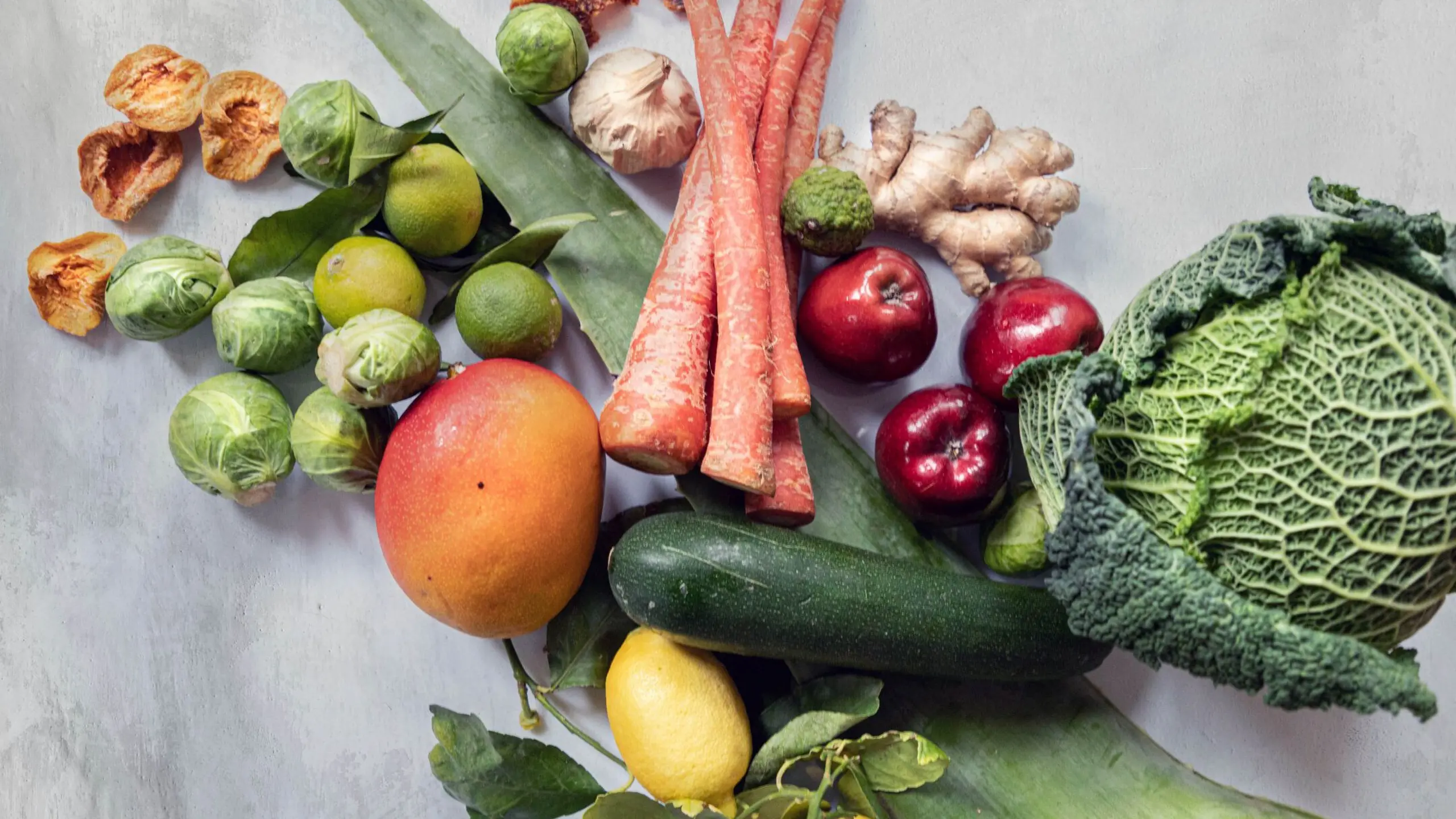 Gemüse und Obst, das auf einem Tisch liegt