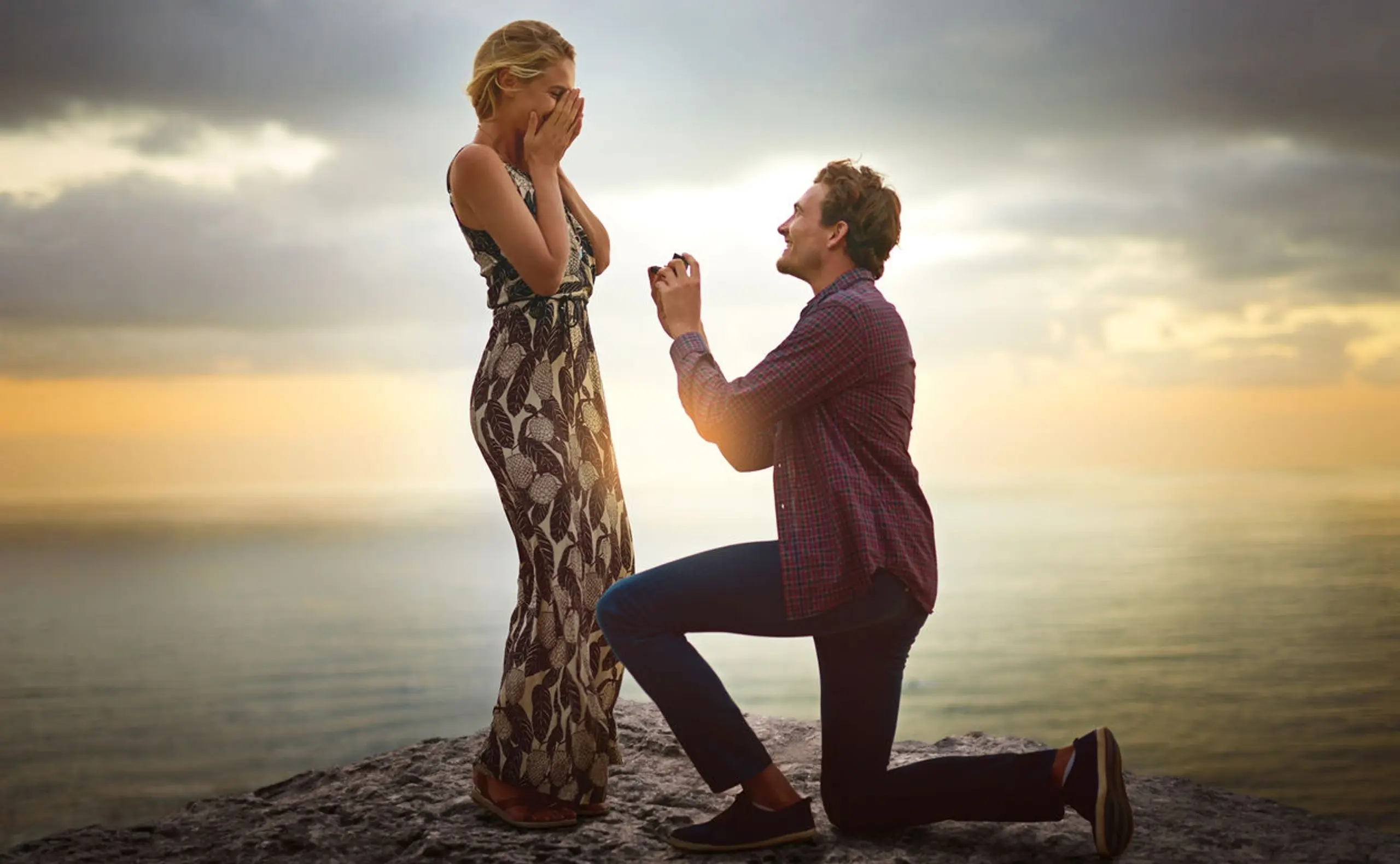 Warum Mann beim Heiratsantrag auf die Knie geht