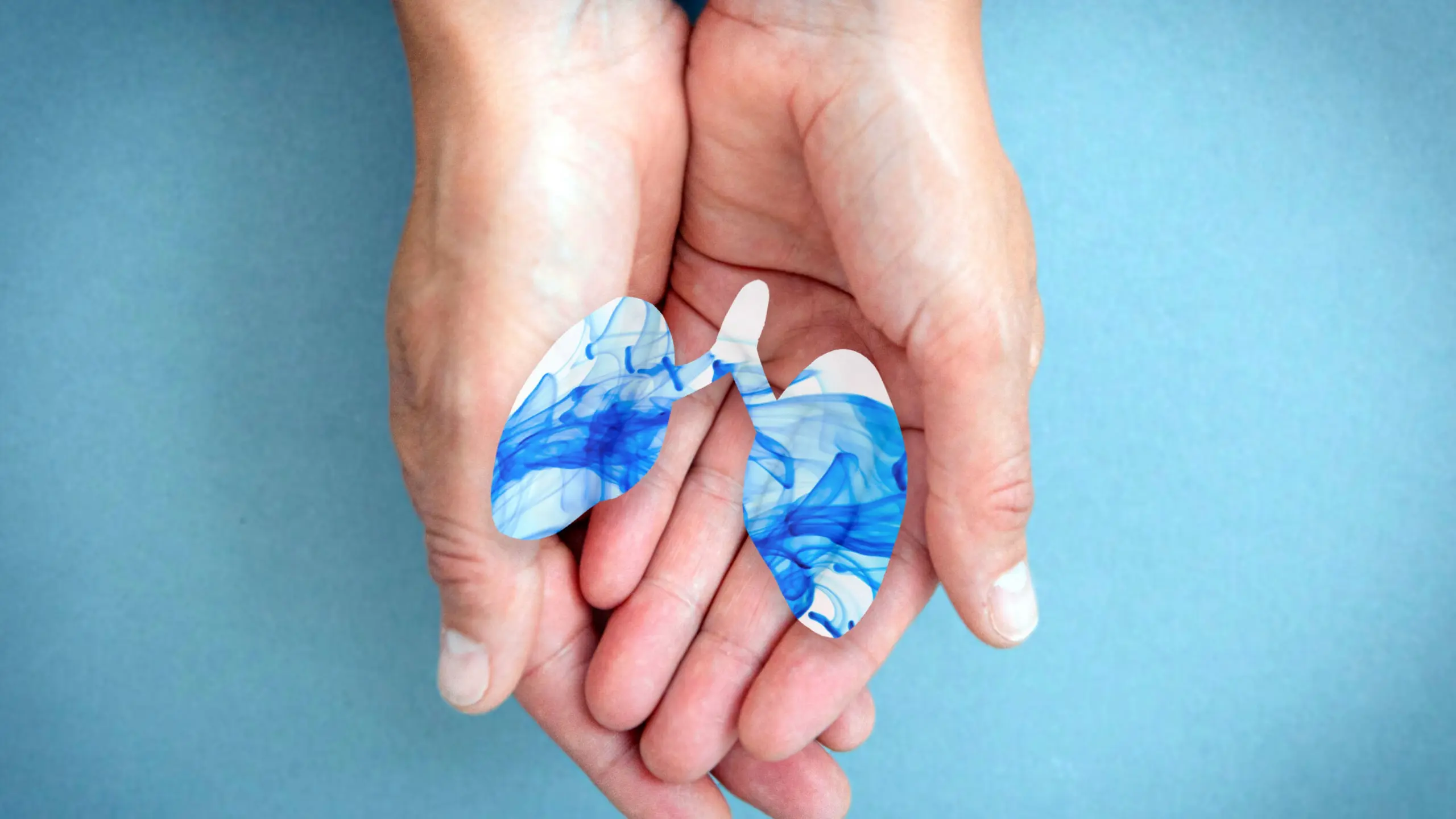 RS-Virus: Hände, die eine in klein abgebildete Lunge halten