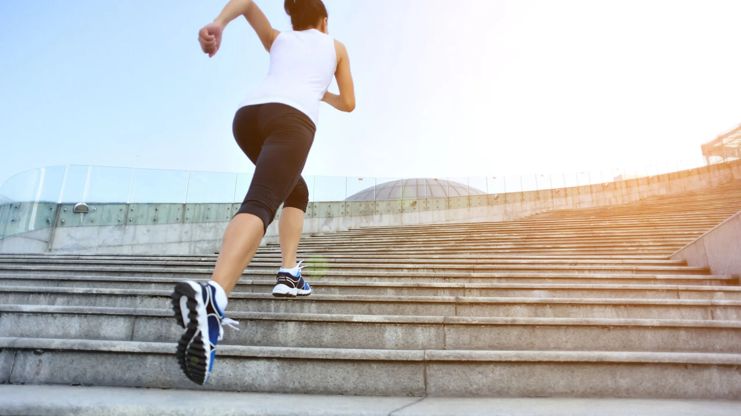 Frau läuft Treppen hoch - Laufen - Lauftraining