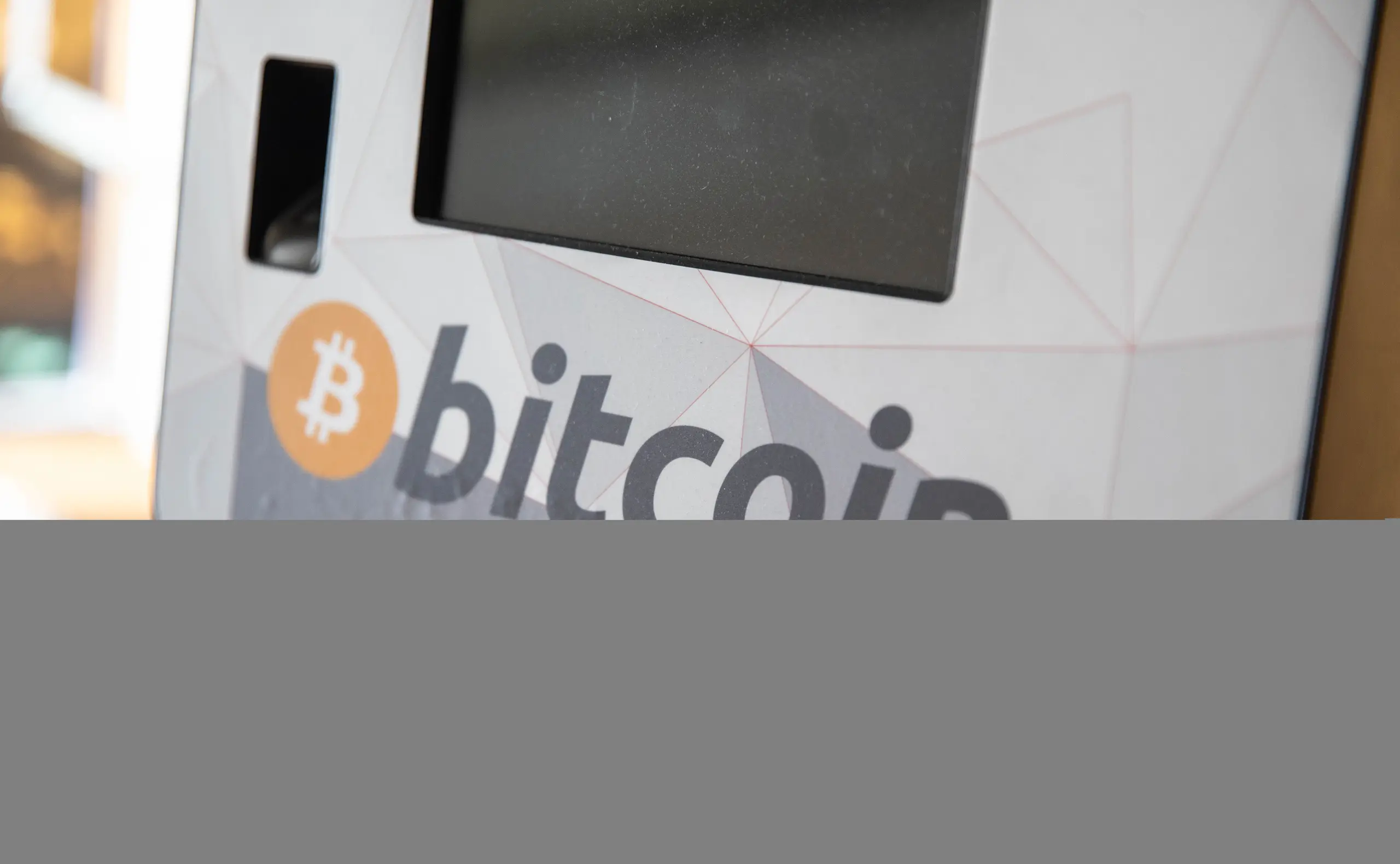 Bitcoin-Kauf am Automaten: Von Krypto-Gewinnen werden jetzt 27,5% KESt abgezogen.