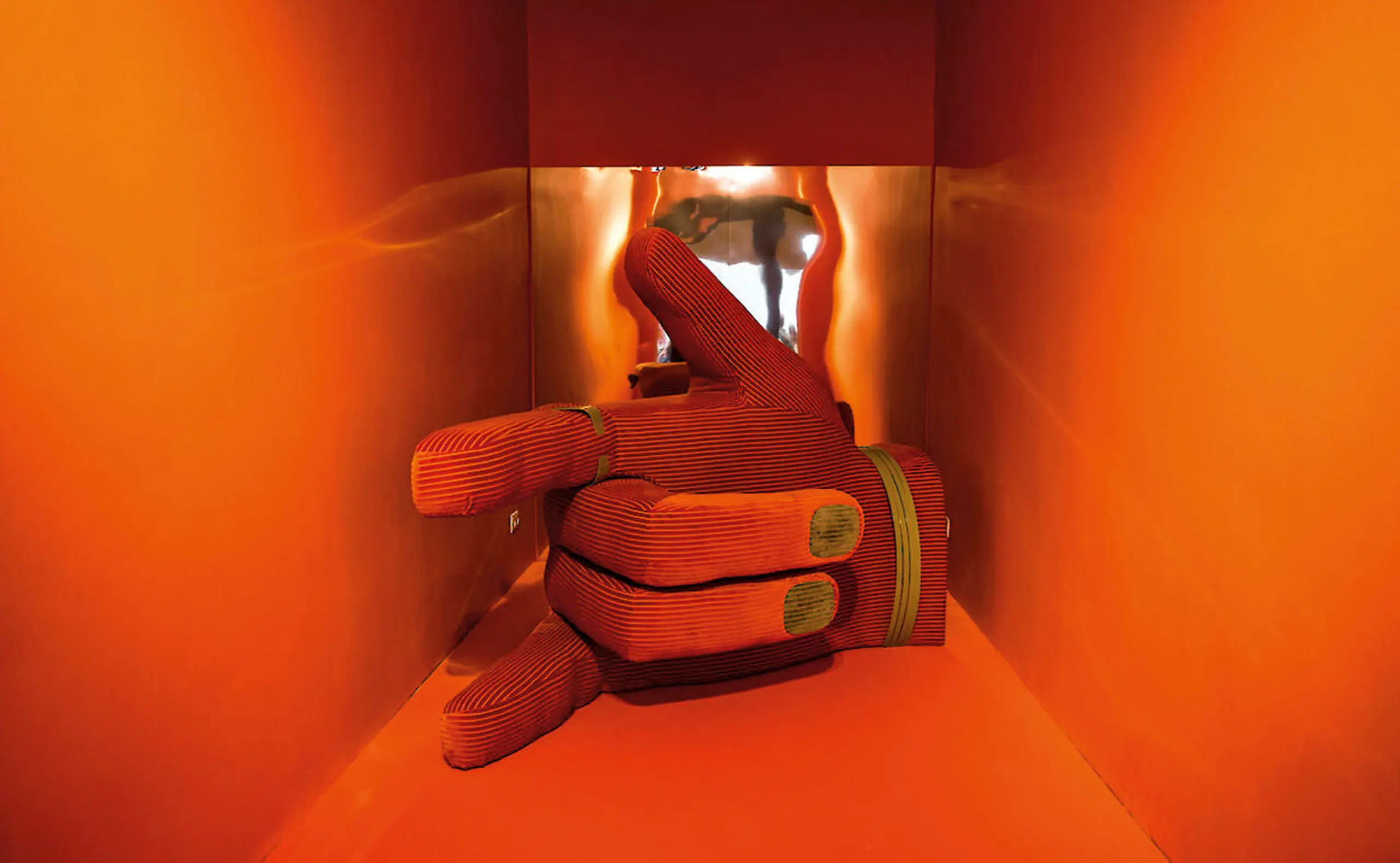 Österreich auf der Biennale. Mit dem Wiener Traditionsunternehmen Kohlmaier hat Jakob Lena Knebl einen Fauteuil in Form einer mit überdimensionalen Ringen und Armreifen geschmückten Hand entwickelt. (&quot;Hold me now&quot;, 2021.)