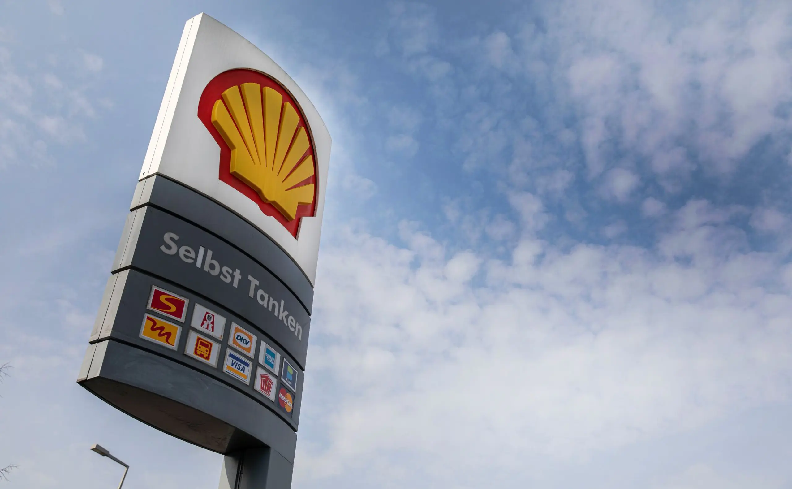 Der internationale Öl- und Gasmulti Shell hat sich der Energiewende verpflichtet. Bis 2050 soll der Konzern ein Emission-Zero-Unternehmen sein. In Österreich gibt es rund 260 Shell Tankstellen.