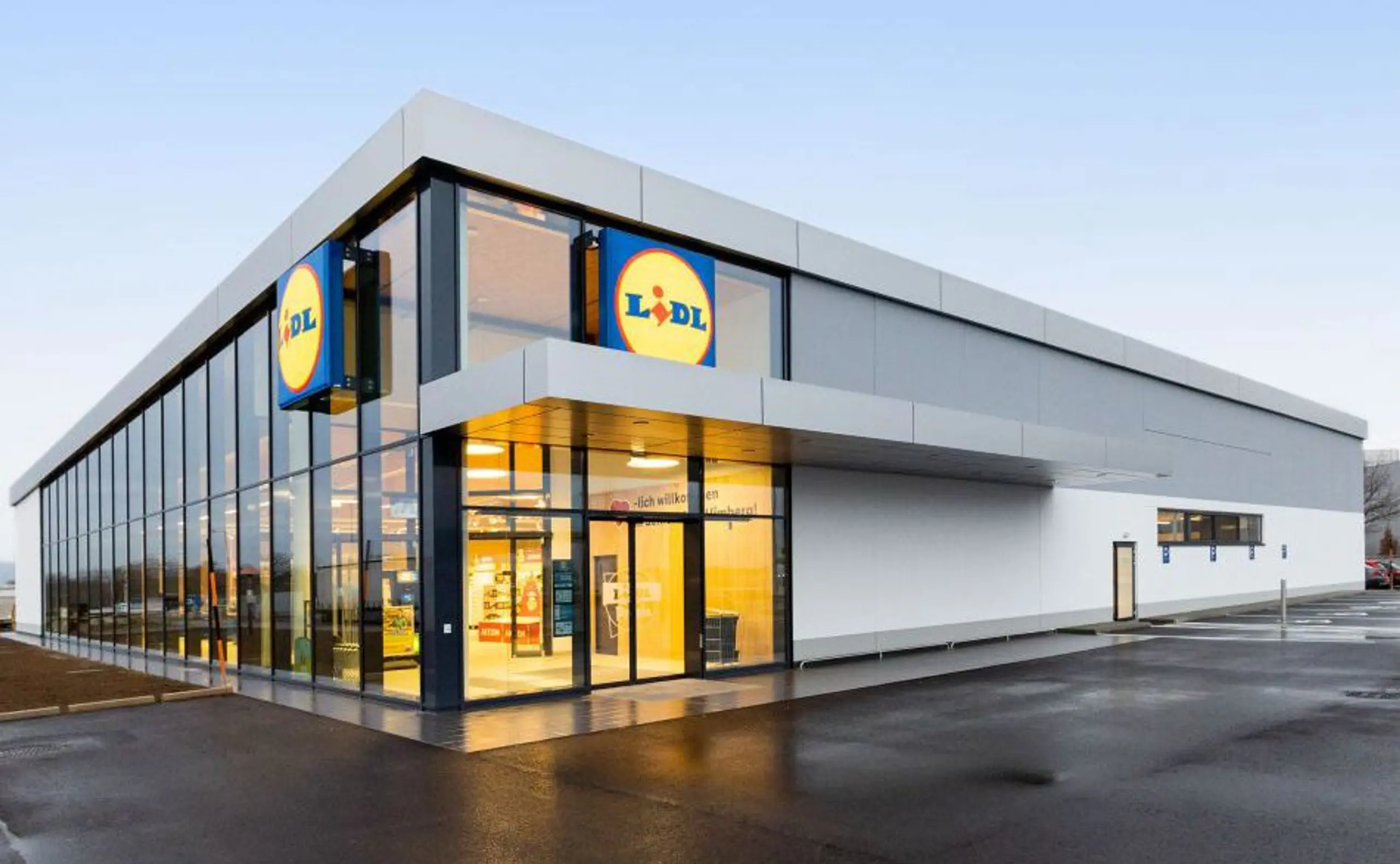Lidl ist seit über 25 Jahren in Österreich aktiv. Das Unternehmen betreibt 250 Fililalen, beschäftigt 5.800 Mitarbeiter und hat zuletzt einen Umsatz von 1,6 Milliarden € erwirtschaftet.