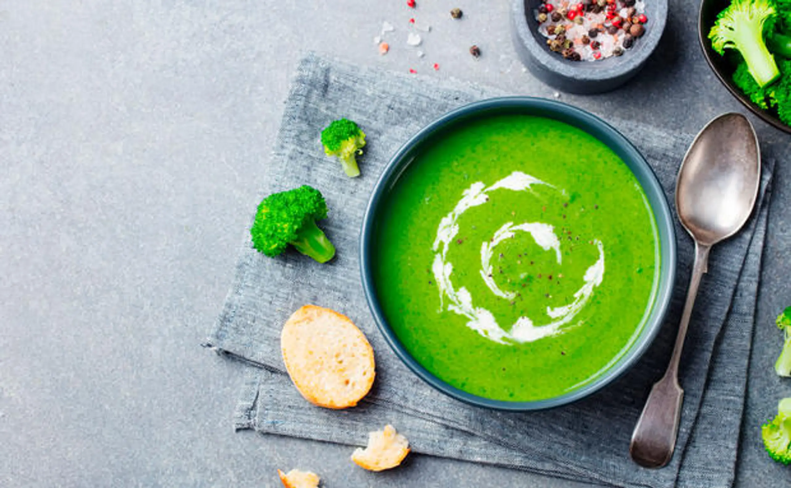 Grüne Suppe mit Brokkoli und Spinat