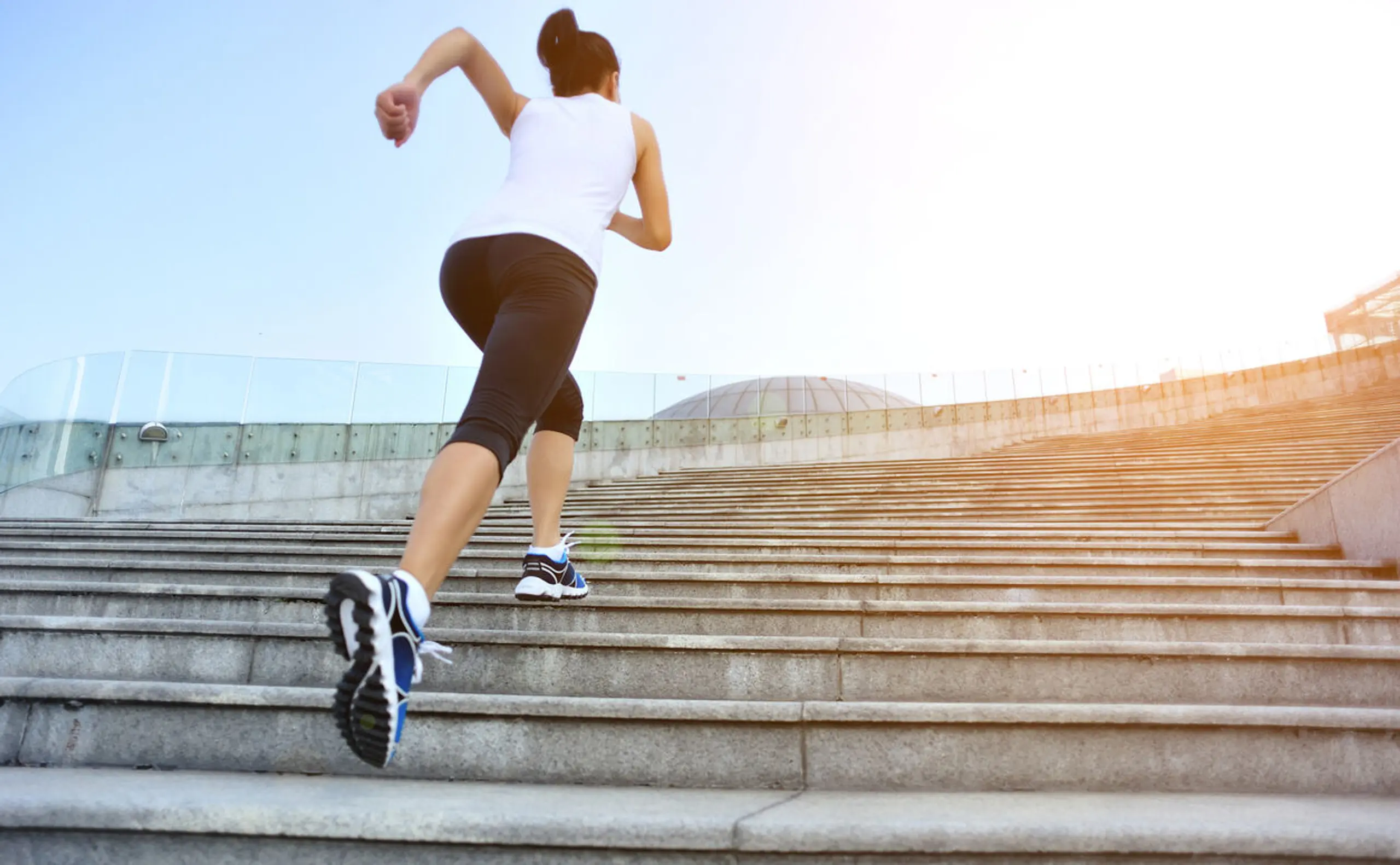 Frau läuft Treppen hoch - Laufen - Lauftraining